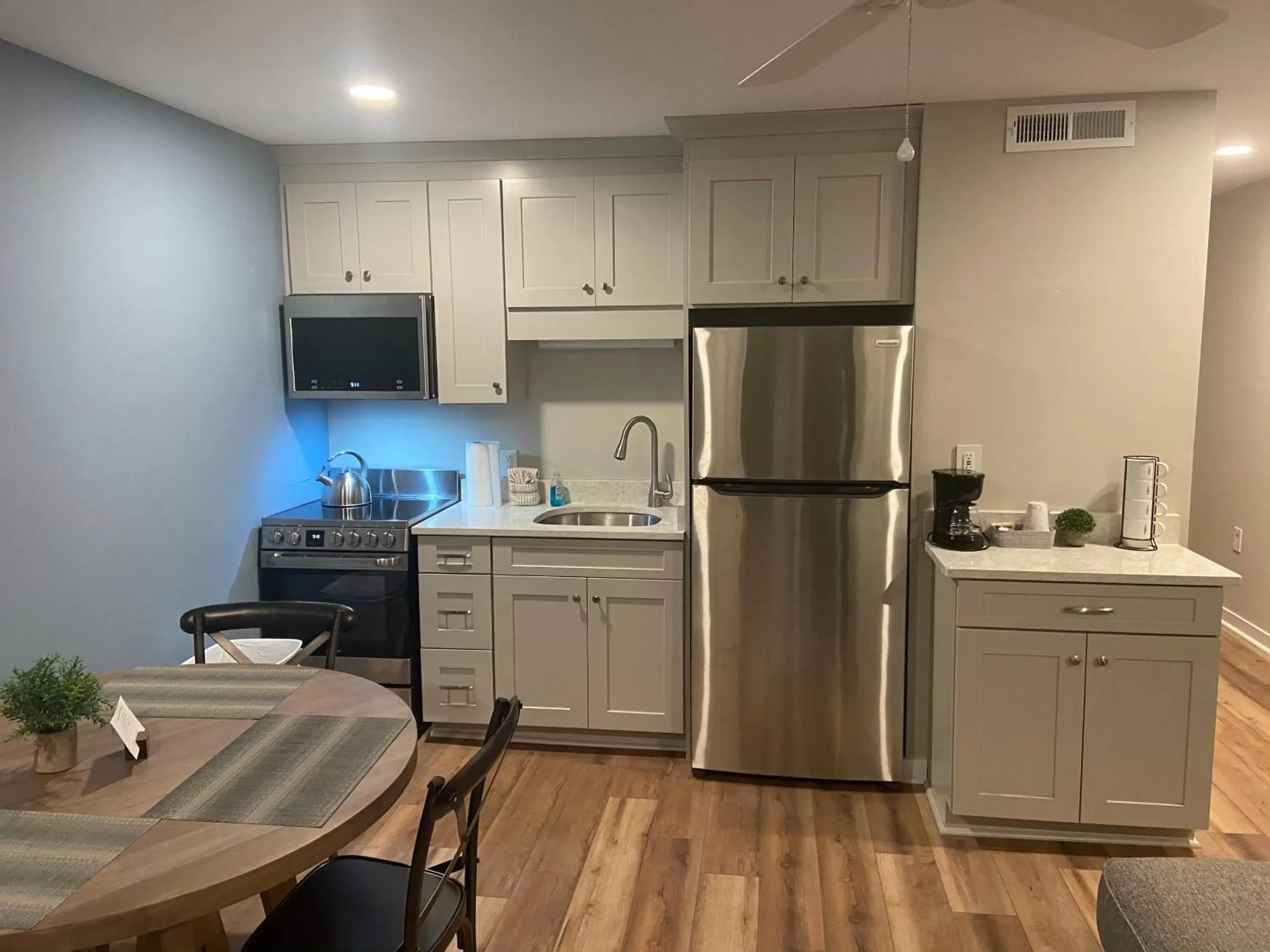 kitchen, Kitchen/Kitchenette in Sandpeddler Inn and Suites