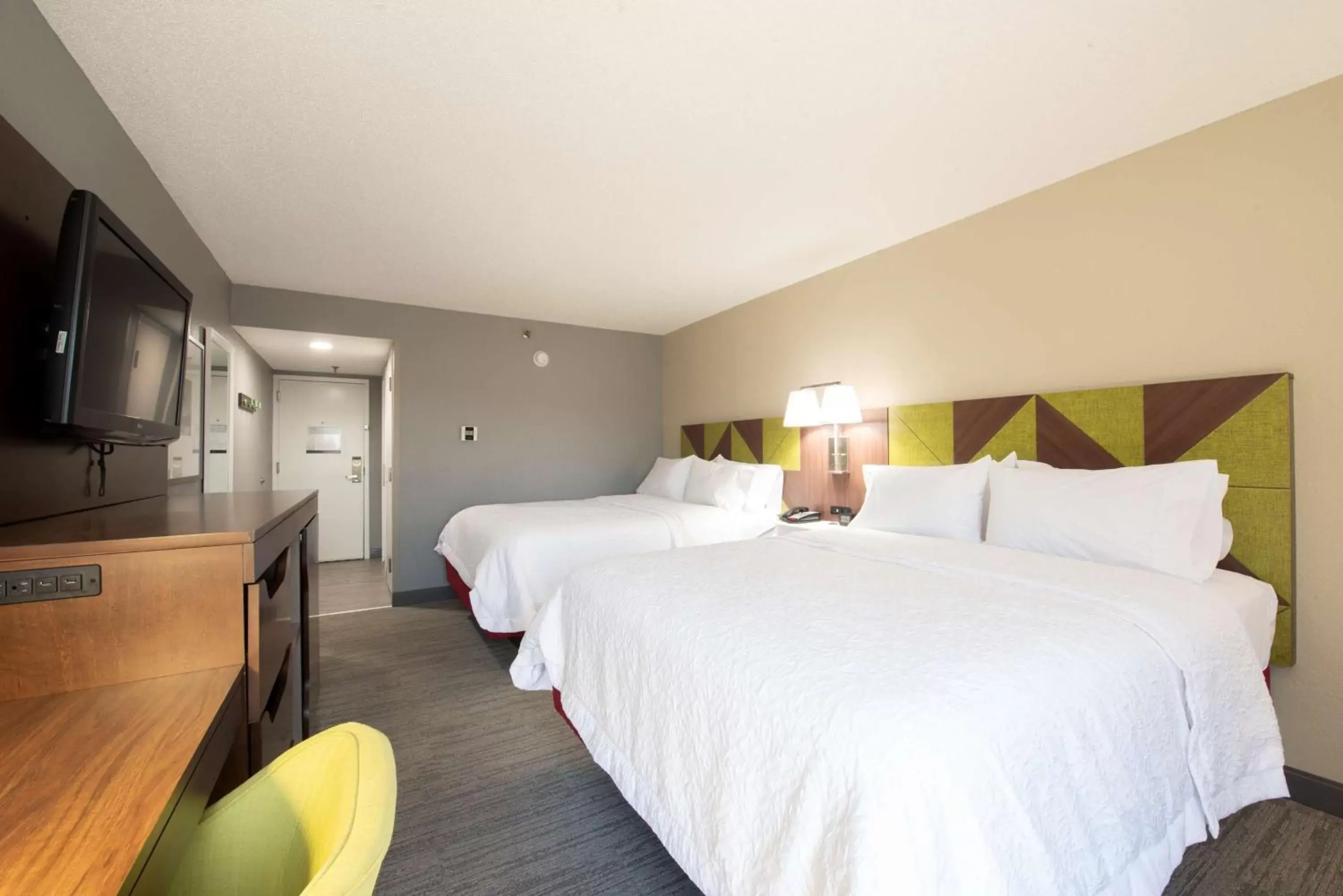 Photo of the whole room, Bed in Hampton Inn Hotel Atlanta-Southlake