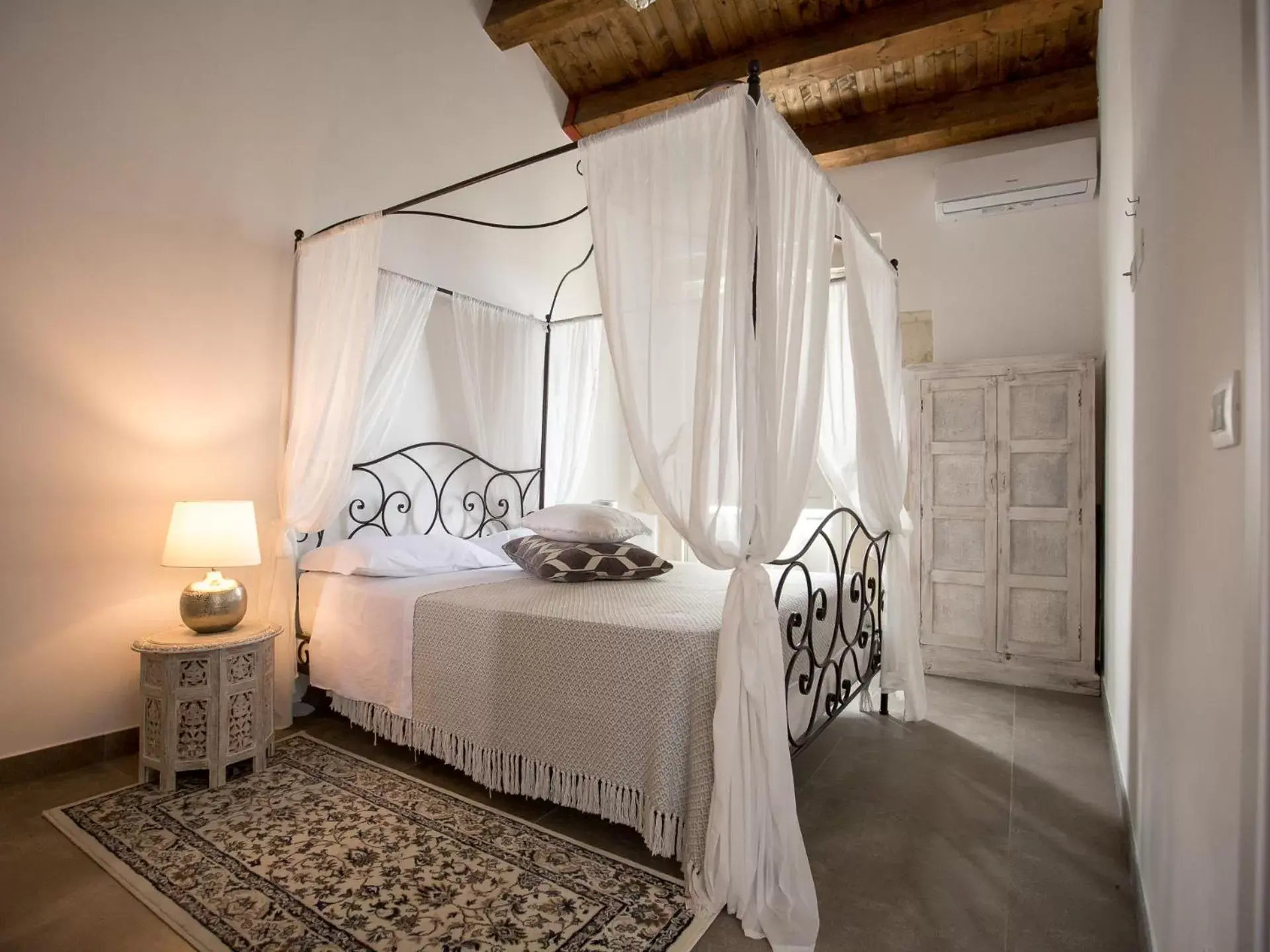 Photo of the whole room, Bed in Ortigia Boutique Palace