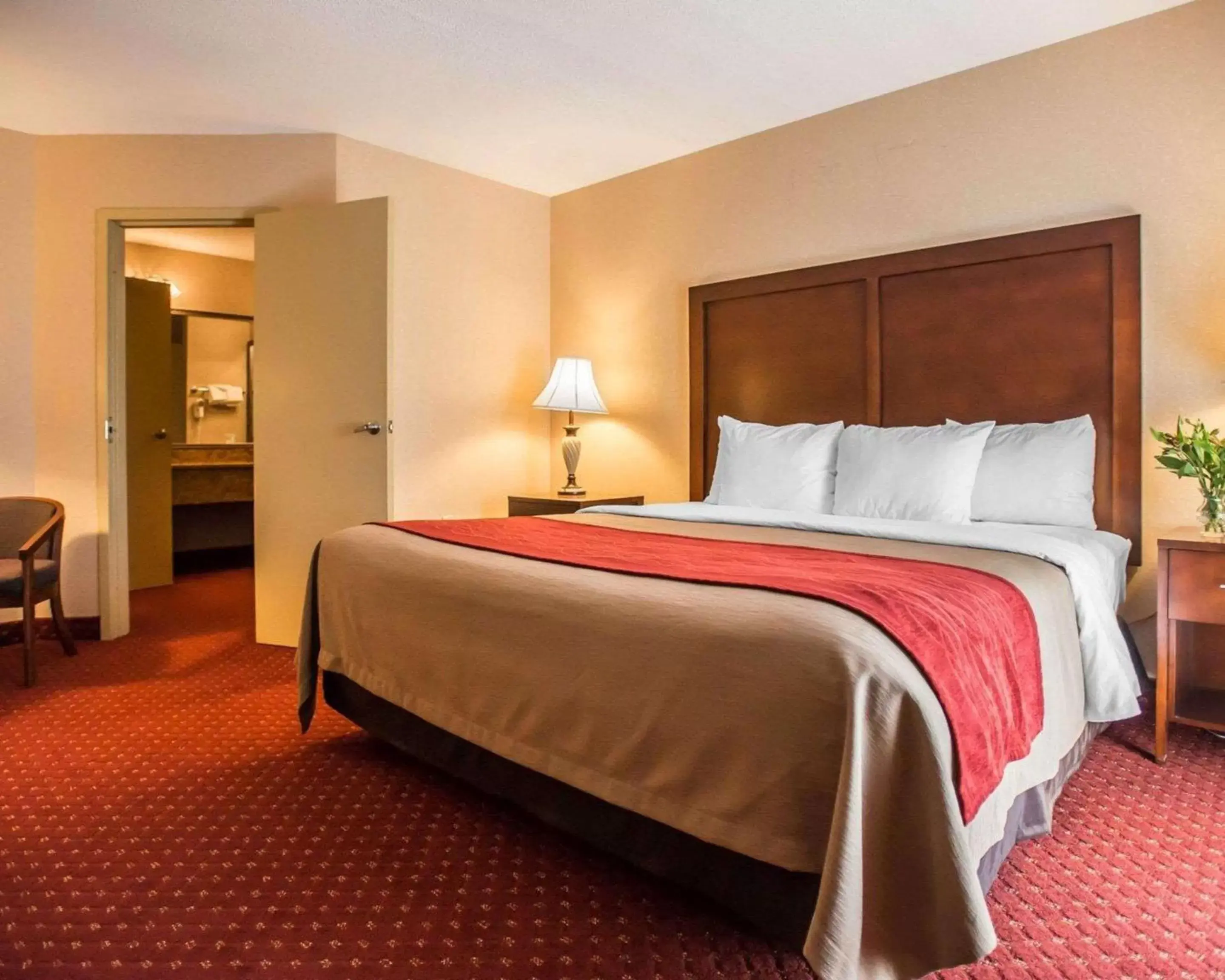 Photo of the whole room, Bed in Comfort Inn Pocono Lakes Region