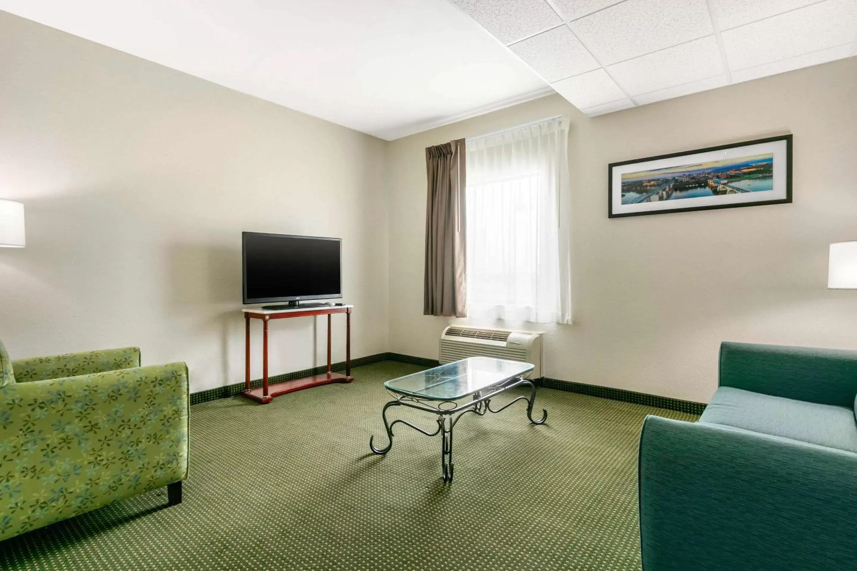Photo of the whole room, Seating Area in Quality Inn Monteagle TN