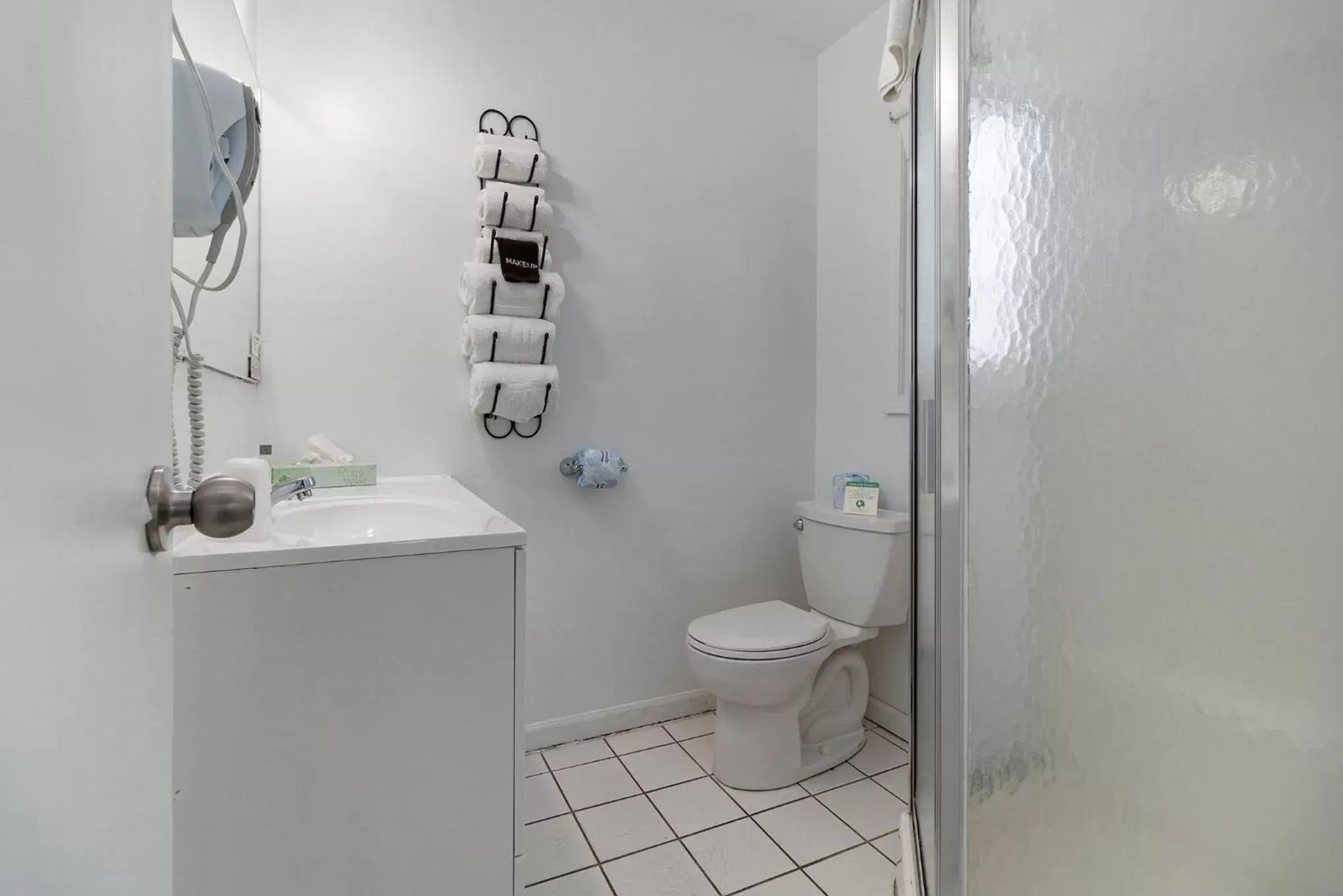 Bathroom in Snyders Shoreline Inn