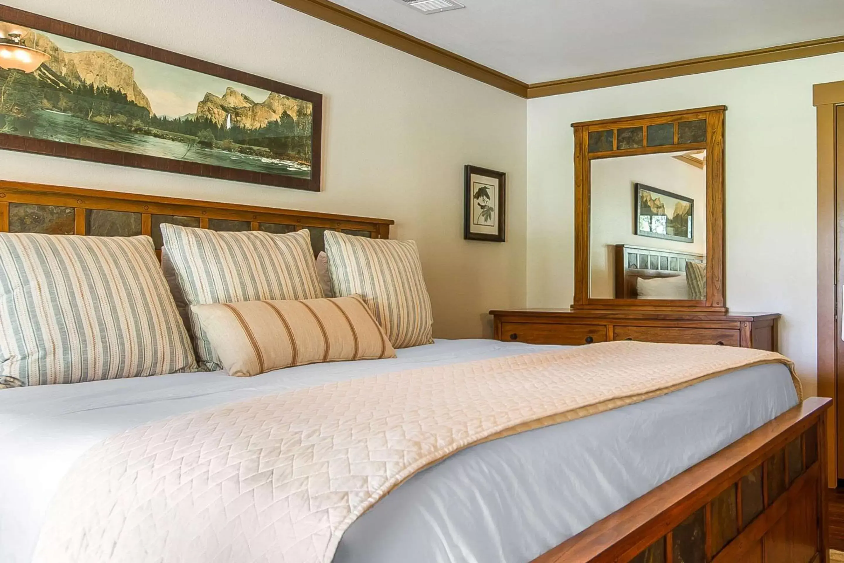 Photo of the whole room, Bed in Sierra Sky Ranch, Ascend Hotel Collection