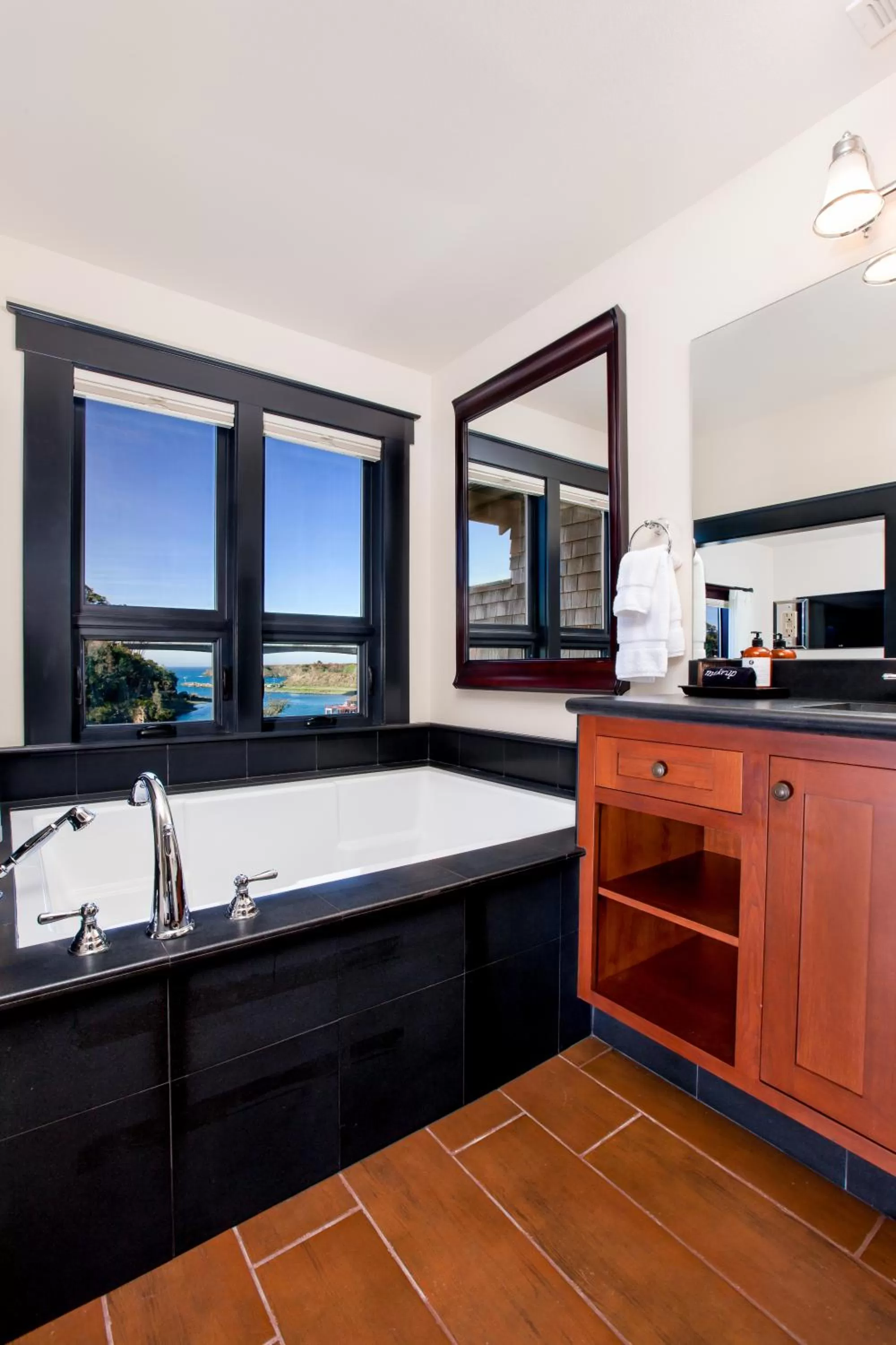 Bath in Noyo Harbor Inn