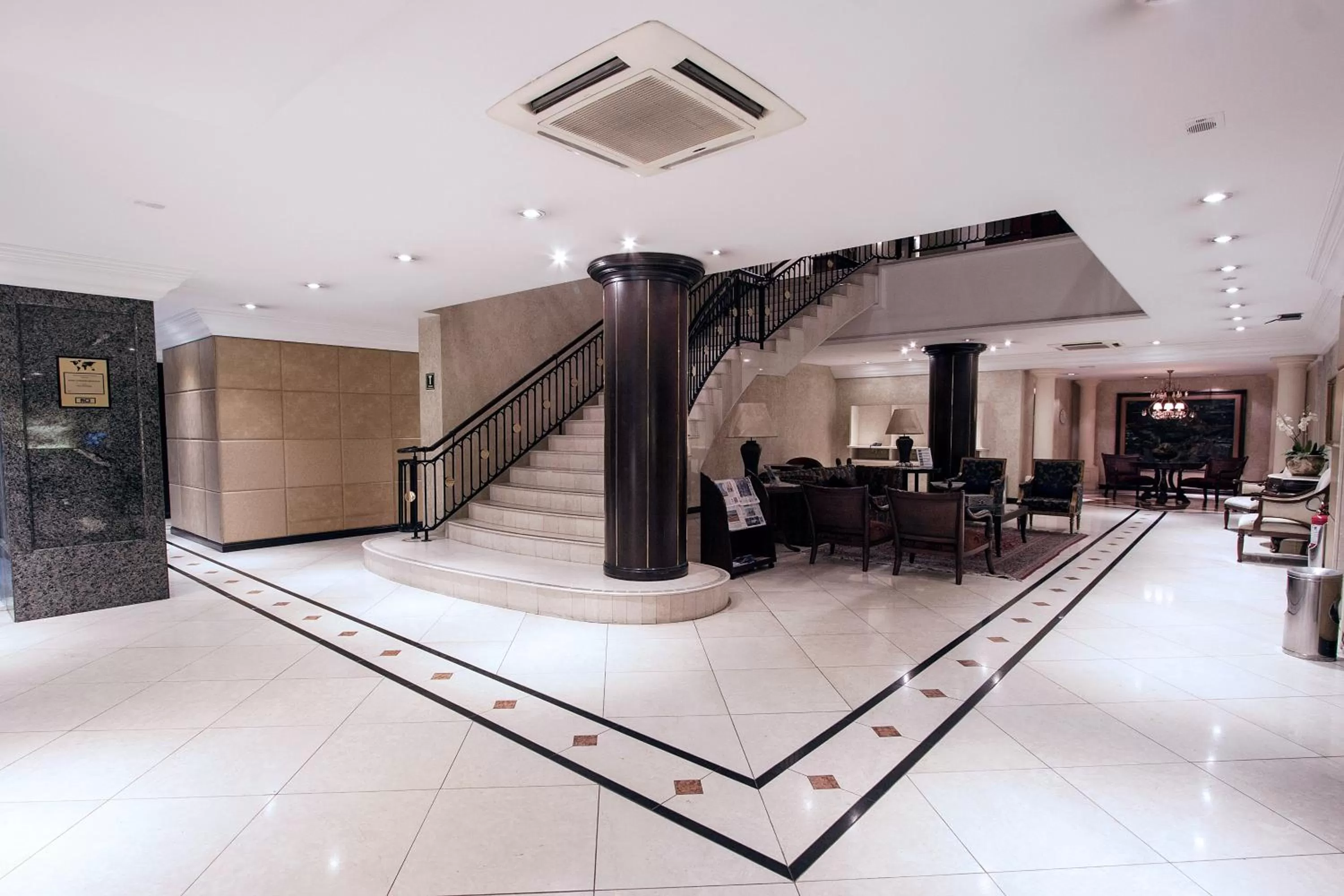 Lounge or bar in Mabu Curitiba Business