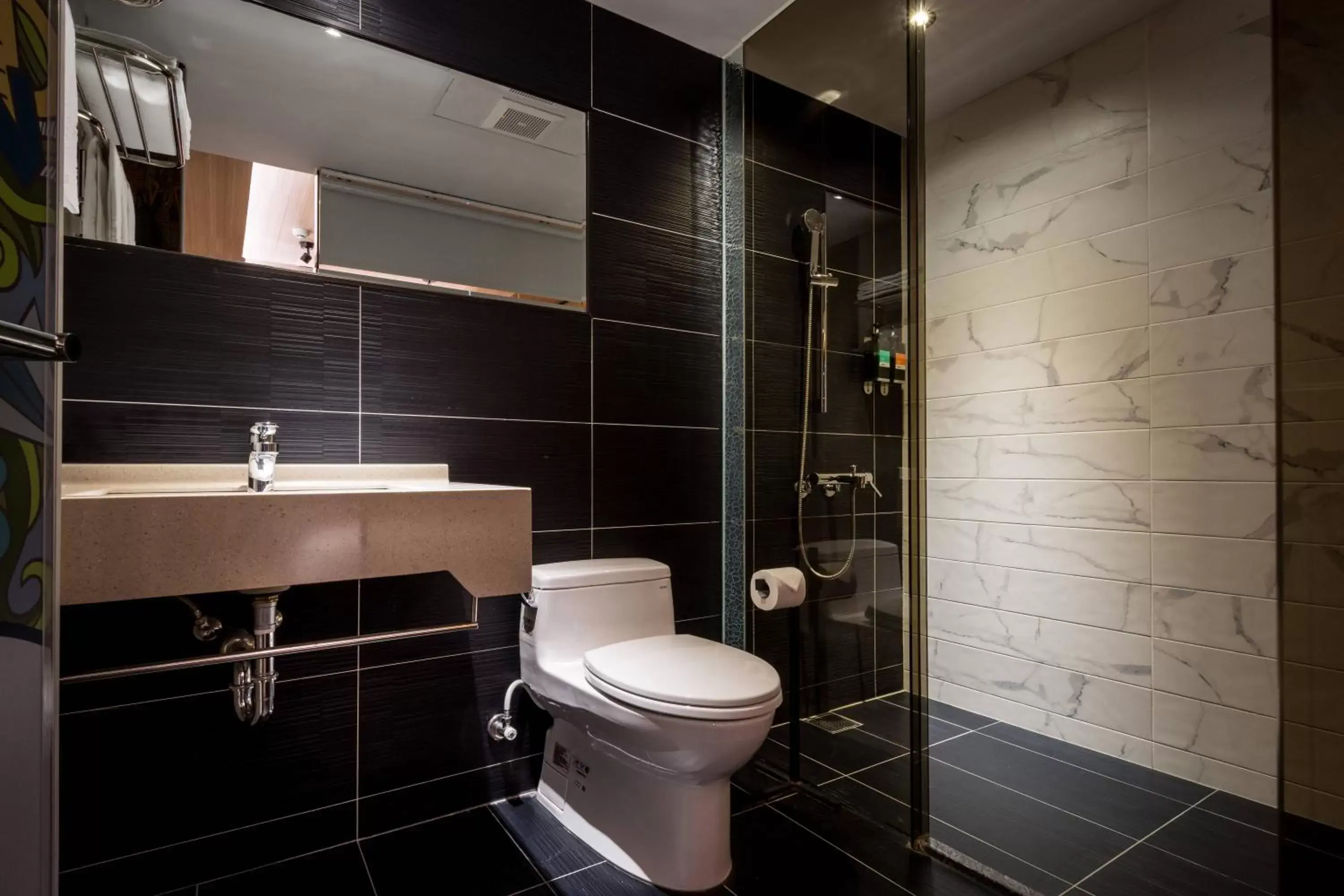 Shower, Bathroom in Calligraphy Greenway Hotel