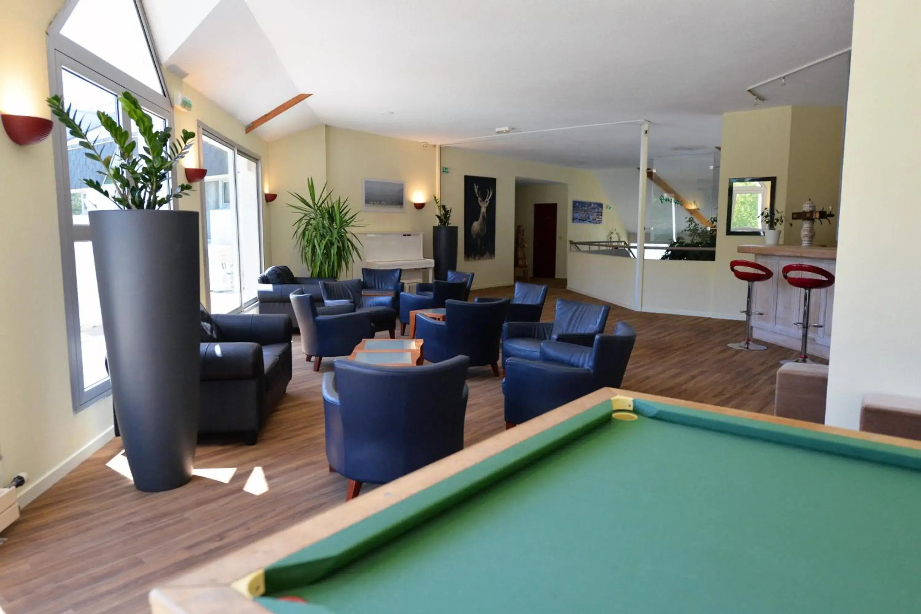 Communal lounge/ TV room, Billiards in Hôtel du Golf Saint-Laurent