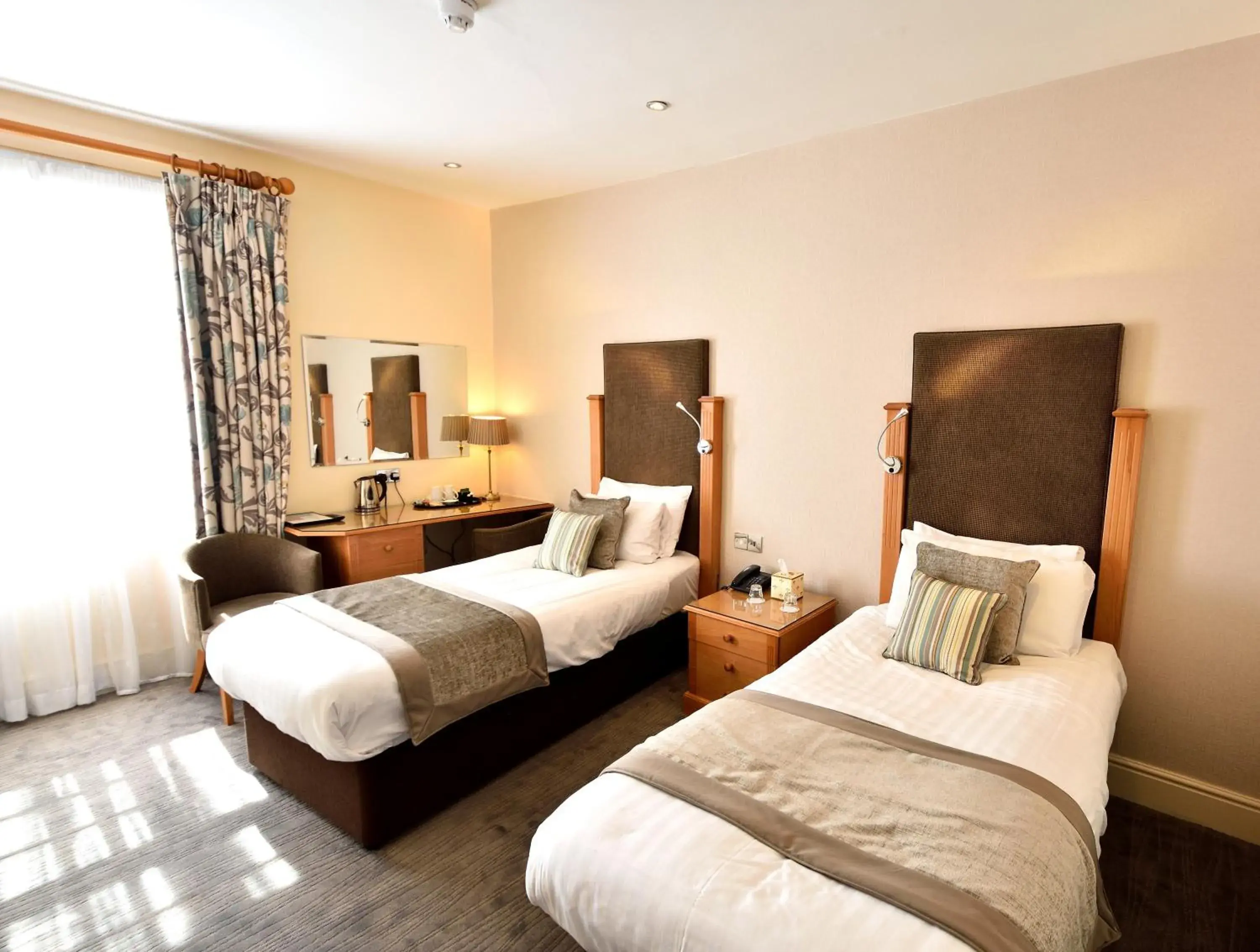 Bed, Room Photo in Queens Court Hotel