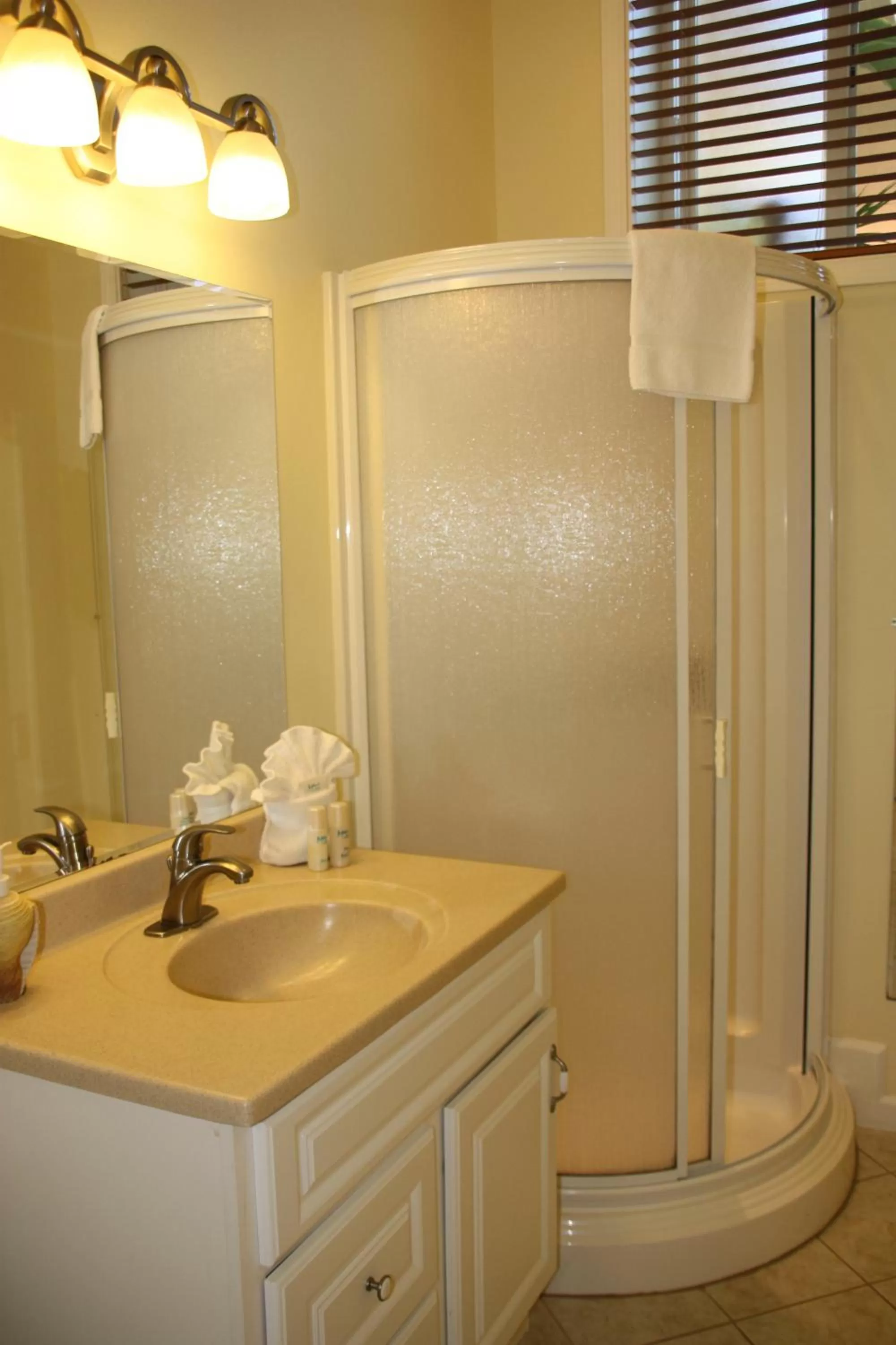 Bathroom in Maui Beach House B & B