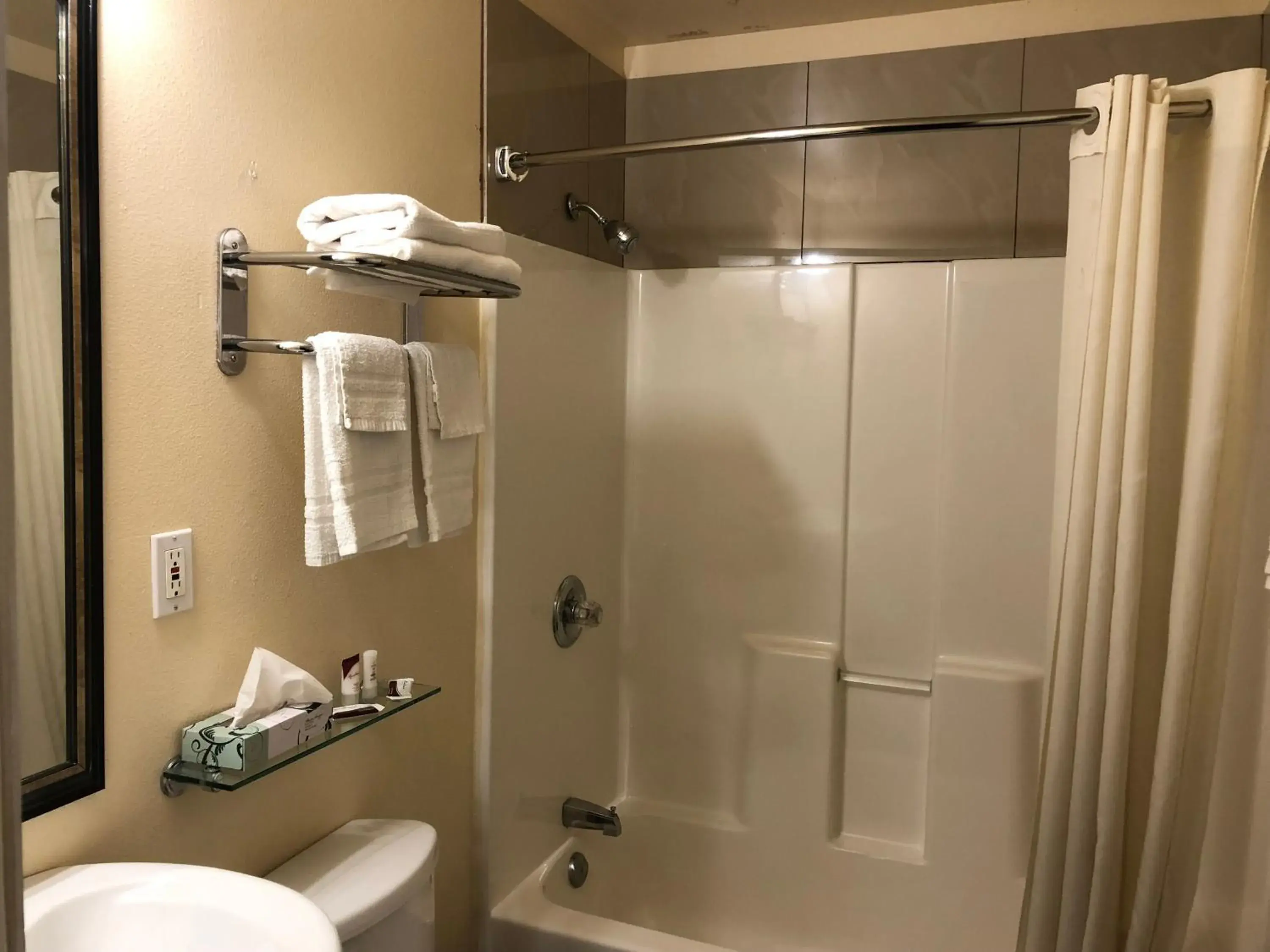 Shower, Bathroom in Lamplighter Motel Clearlake