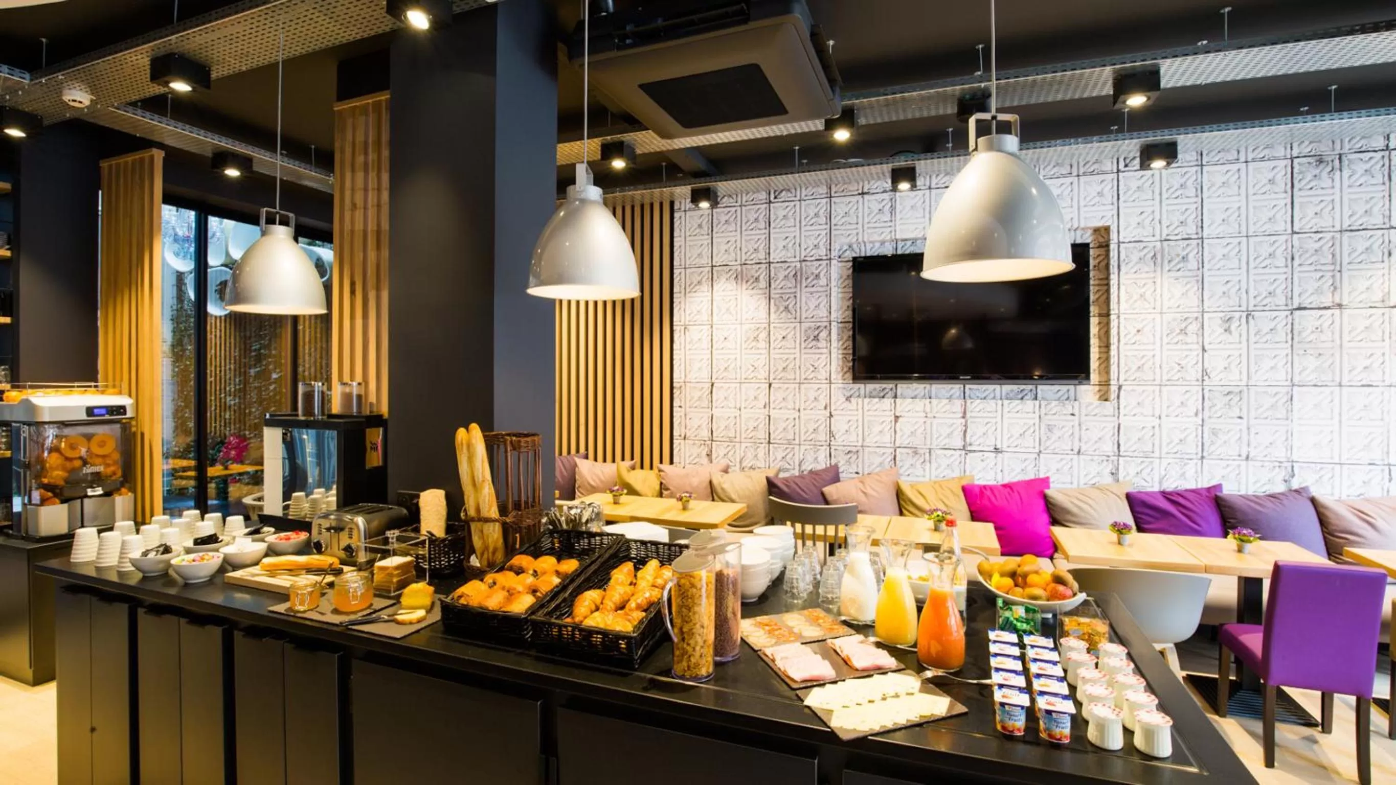 Buffet breakfast in Campanile Rennes Centre - Gare