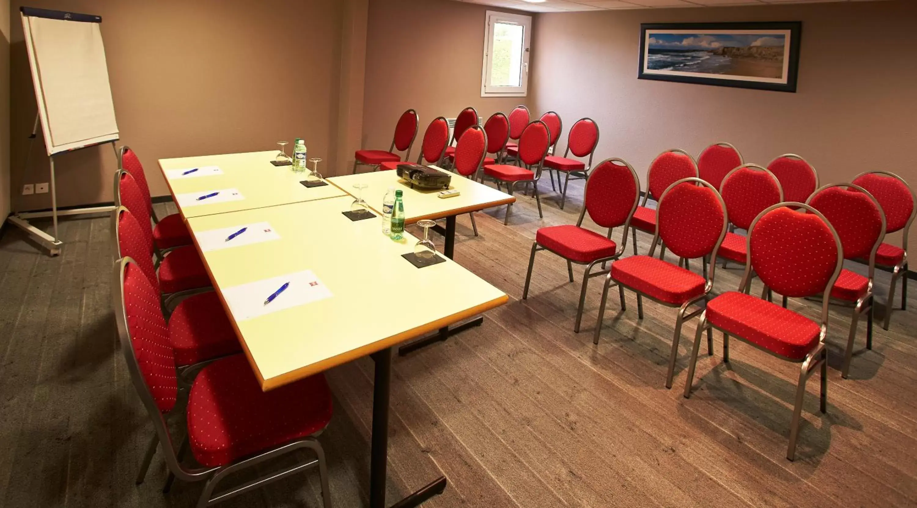 Business facilities in Ibis Auray