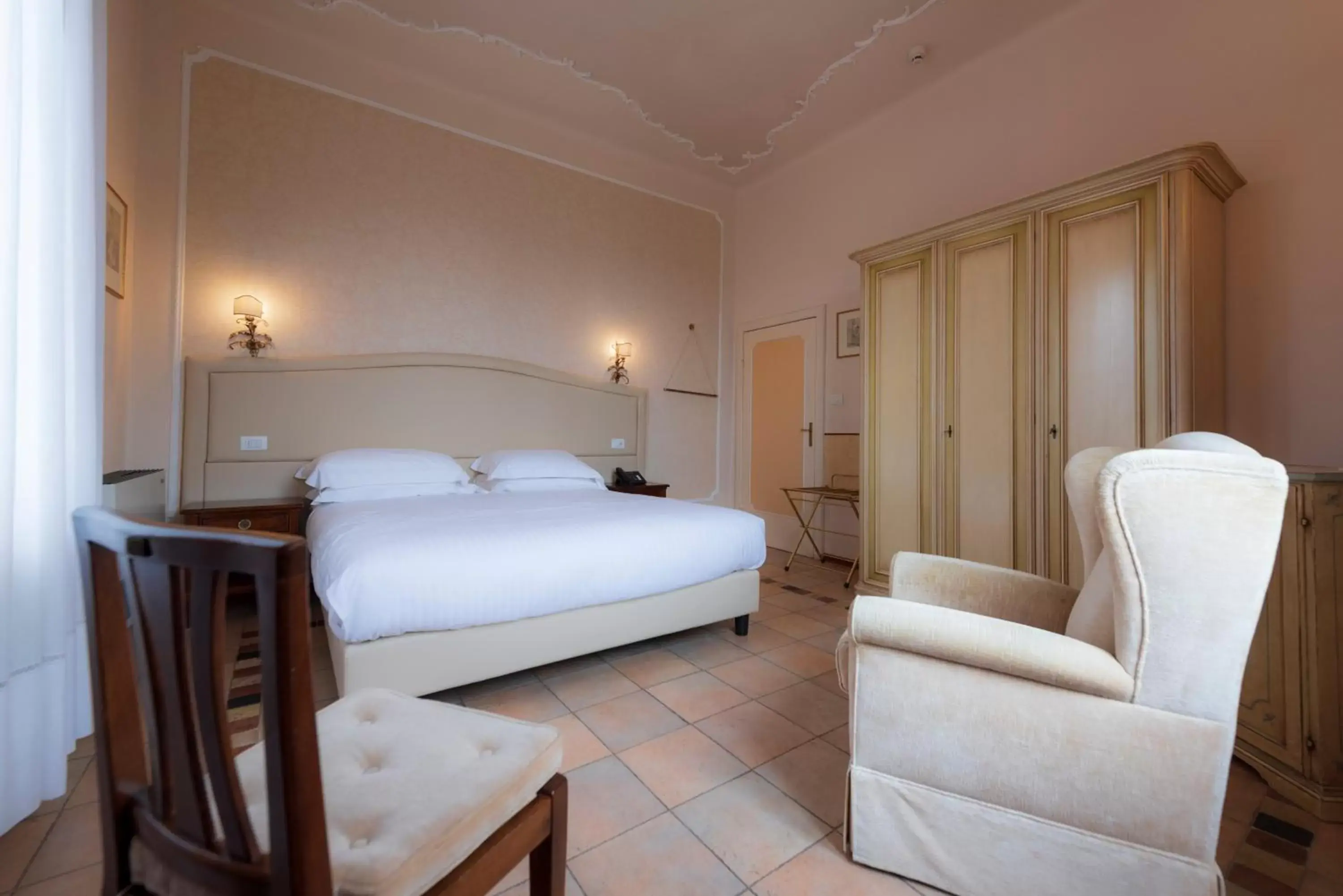 Bed in Villa Scacciapensieri Boutique Hotel