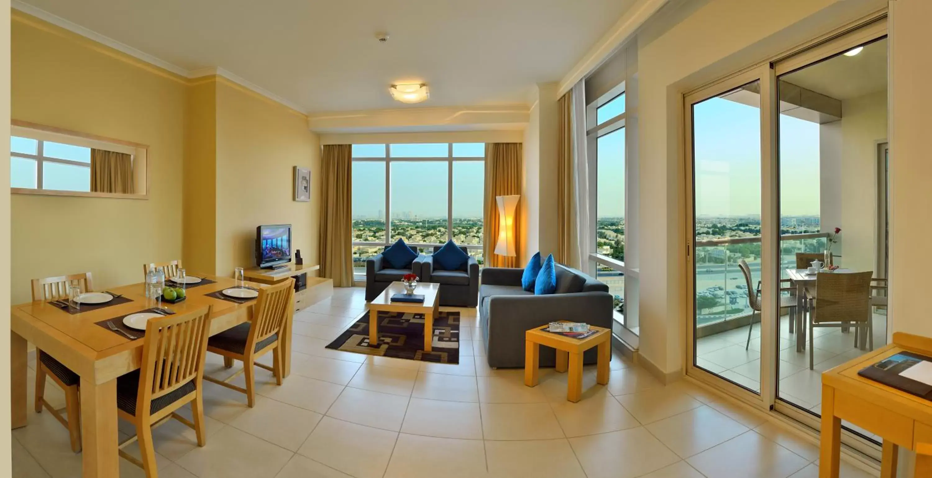 Living room, Restaurant/Places to Eat in Oaks Liwa Heights Hotel Suites