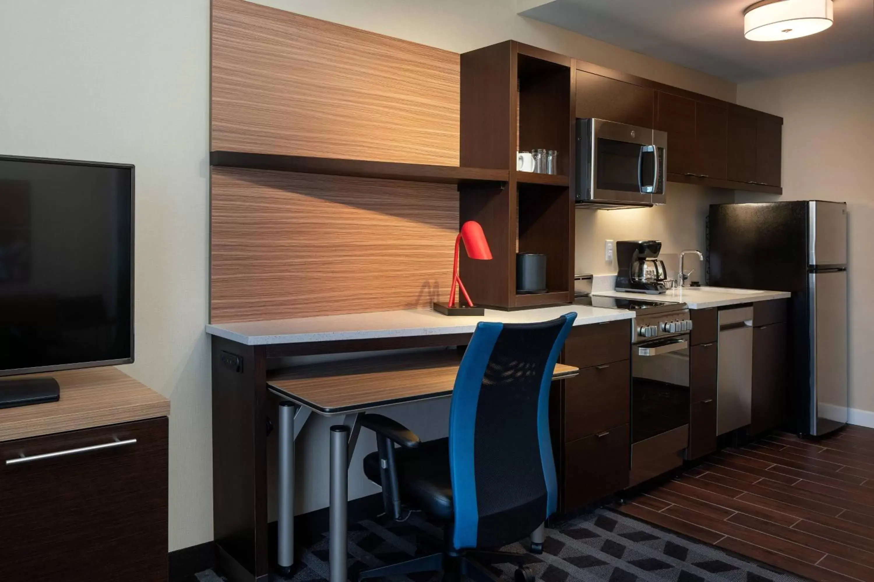 Bedroom, TV/Entertainment Center in TownePlace Suites Fresno Clovis