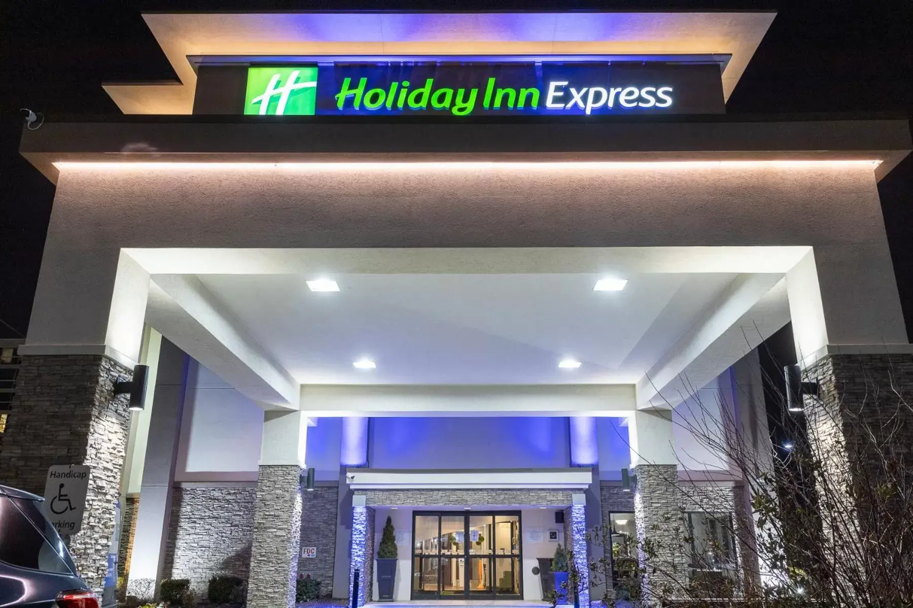 Facade/entrance, Property Logo/Sign in Holiday Inn Express - Newark Airport - Elizabeth, an IHG Hotel