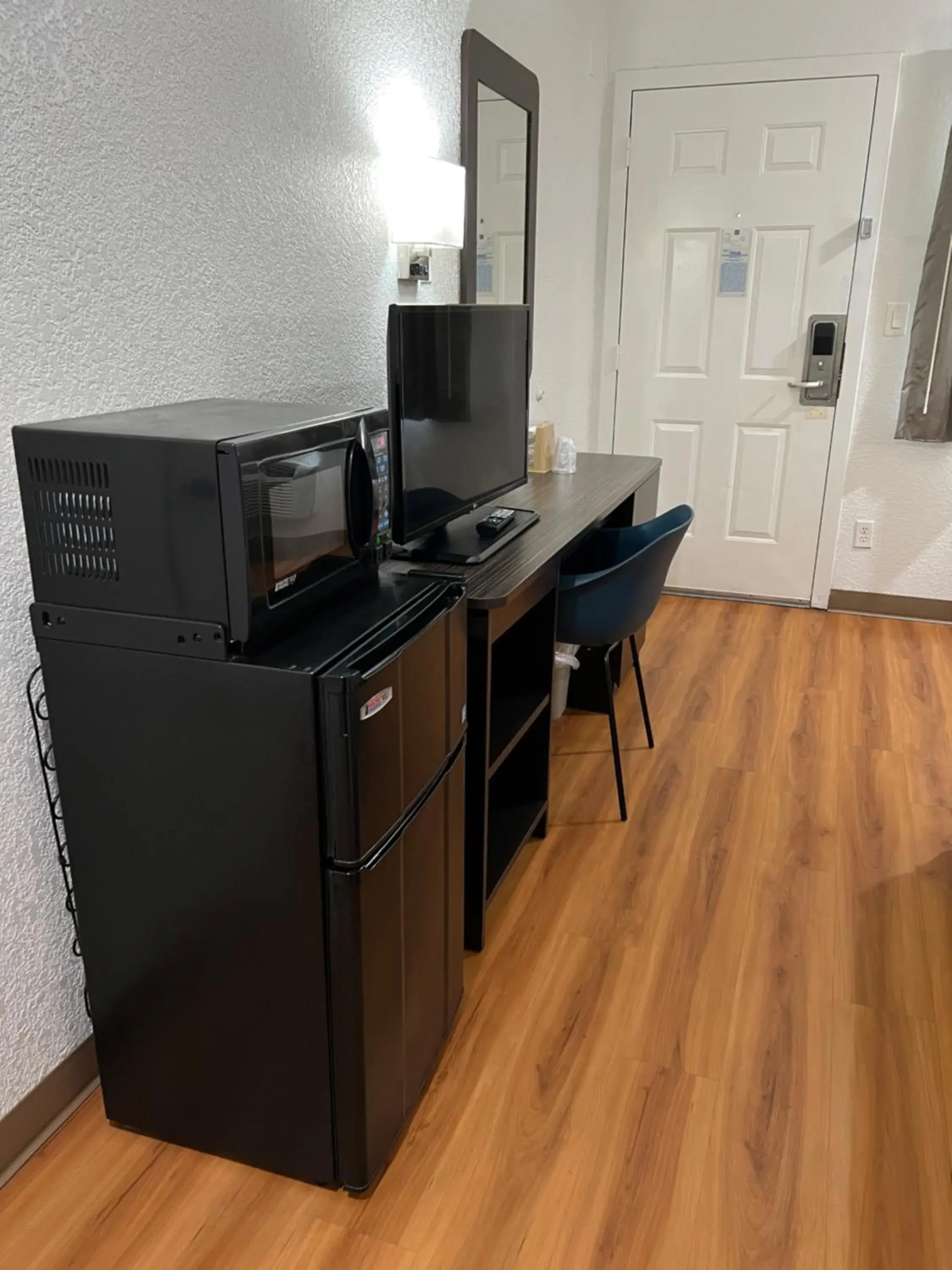 minibar, TV/Entertainment Center in Motel 6-Longview, TX