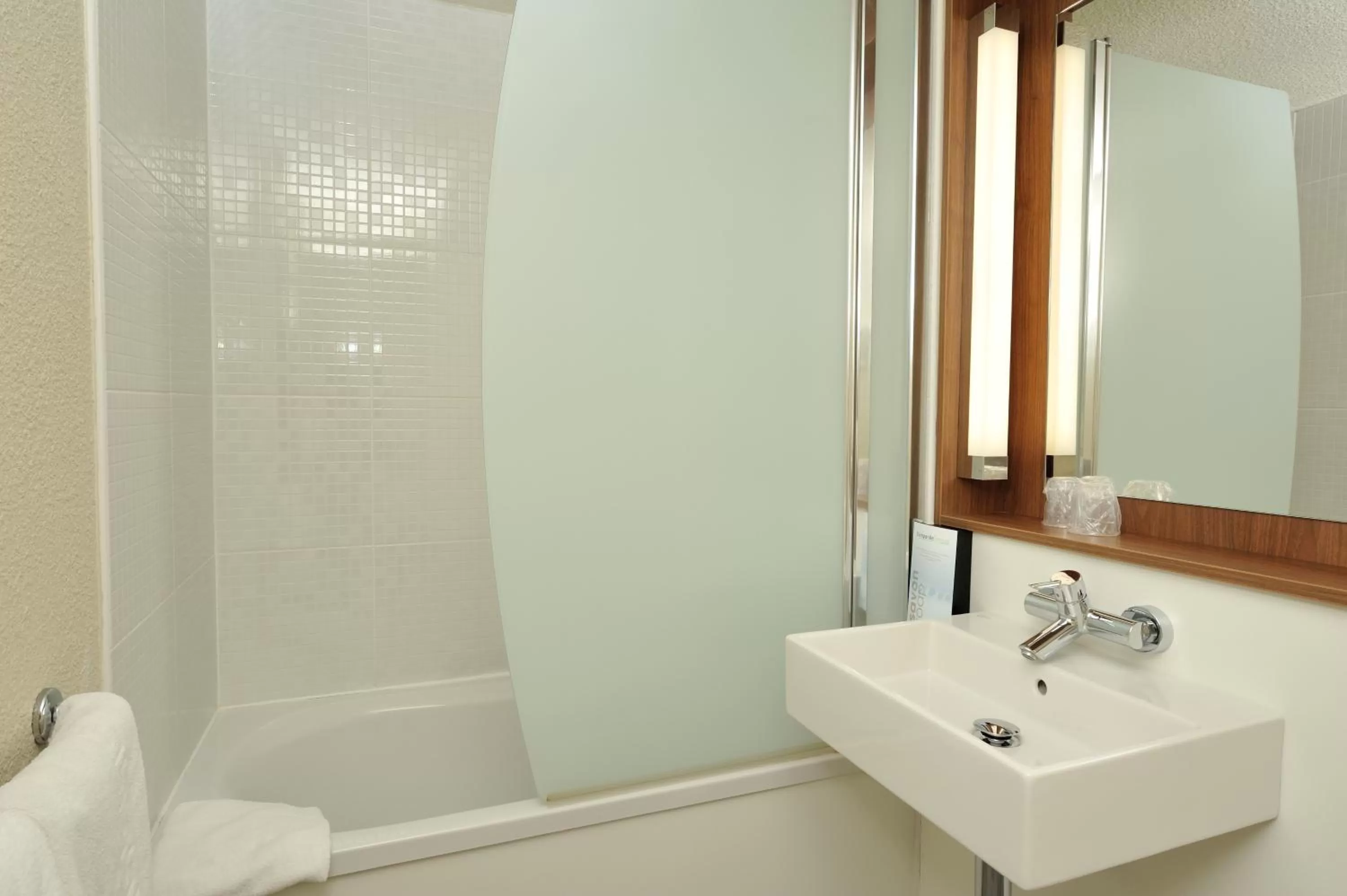 Bathroom in Campanile Saint Quentin