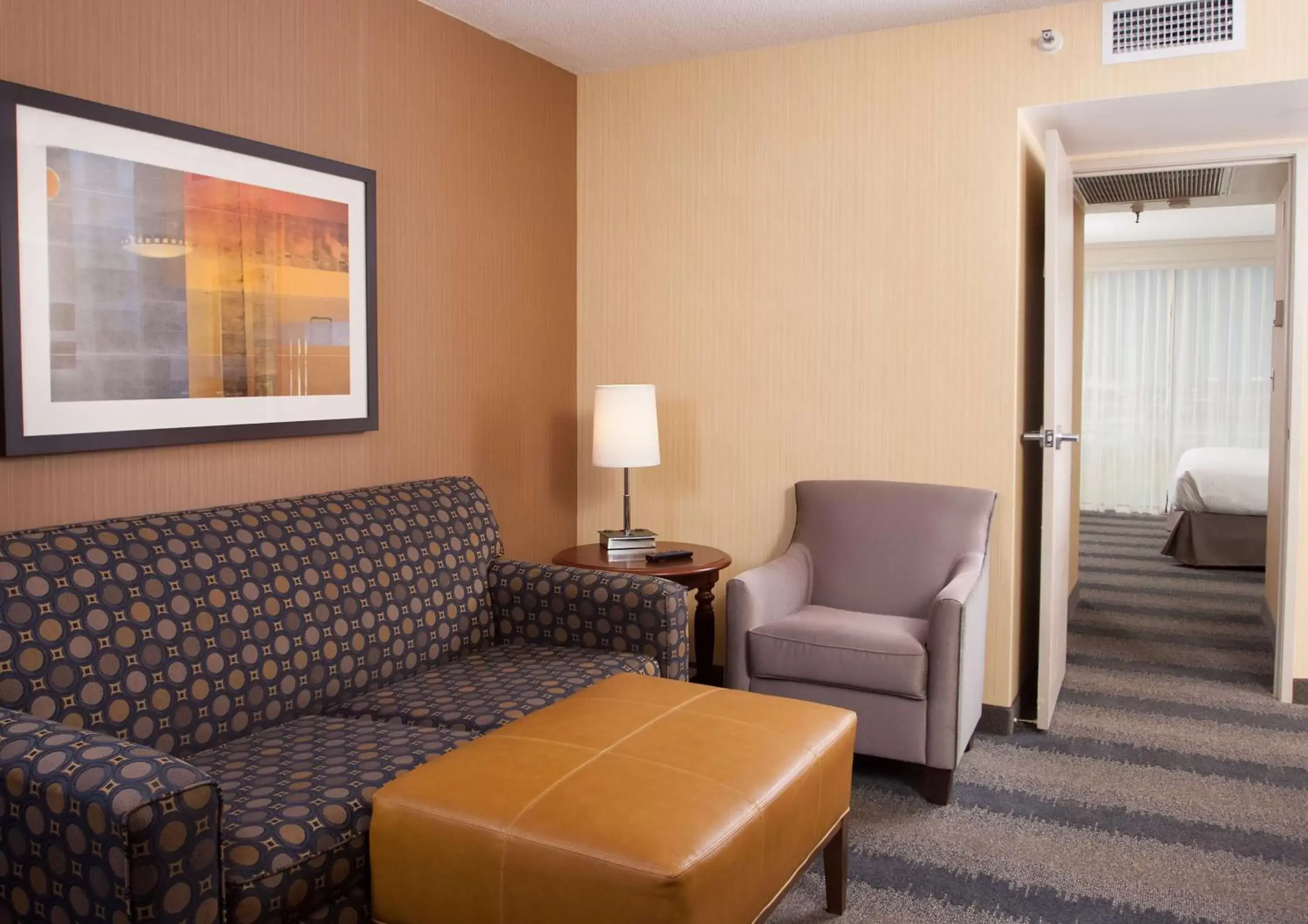 Bed, Seating Area in Embassy Suites by Hilton Bloomington/Minneapolis