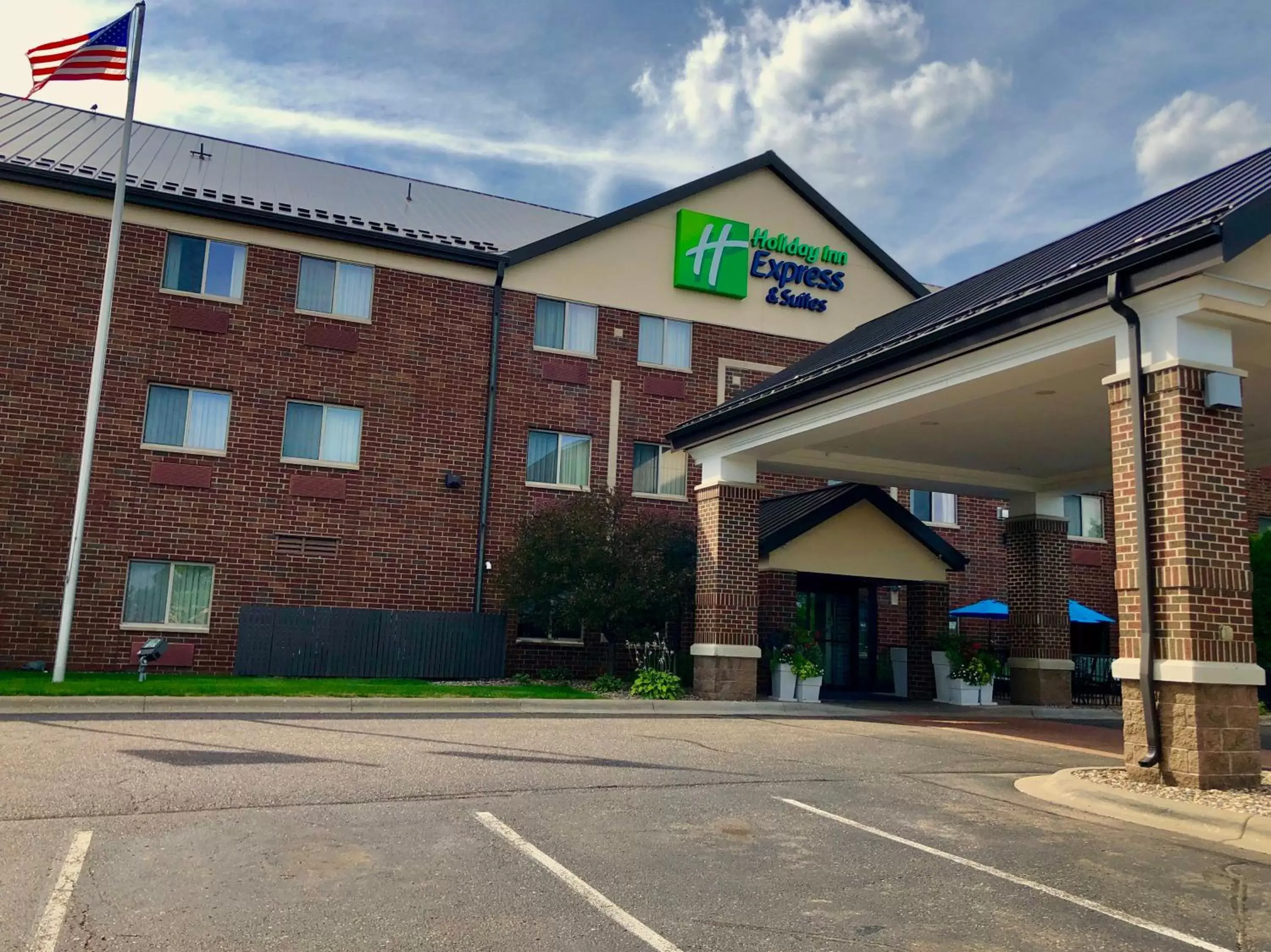 Property Building in Holiday Inn Express Hotel & Suites St. Paul - Woodbury, an IHG Hotel