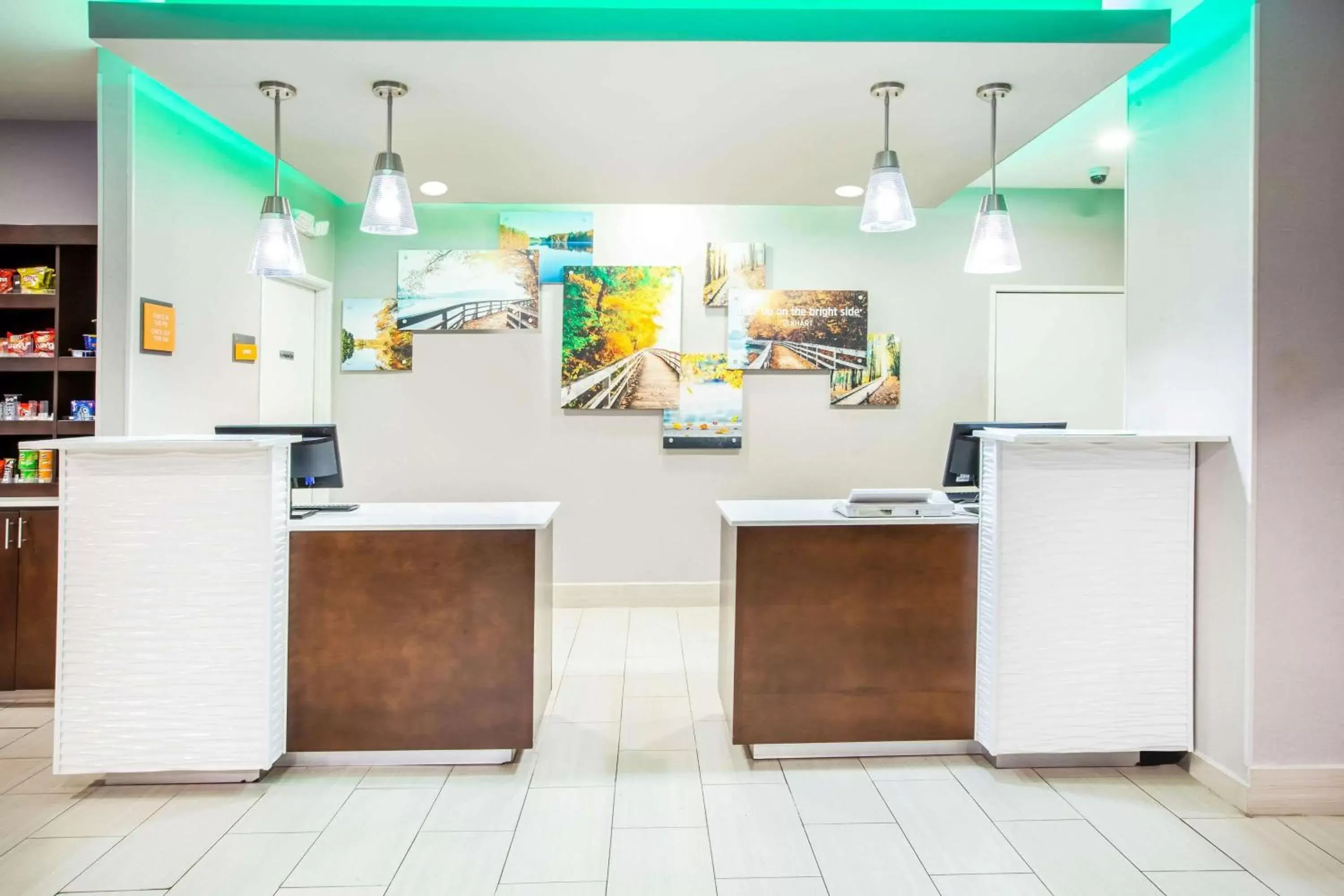 Lobby or reception, Kitchen/Kitchenette in La Quinta Inn and Suites by Wyndham Elkhart
