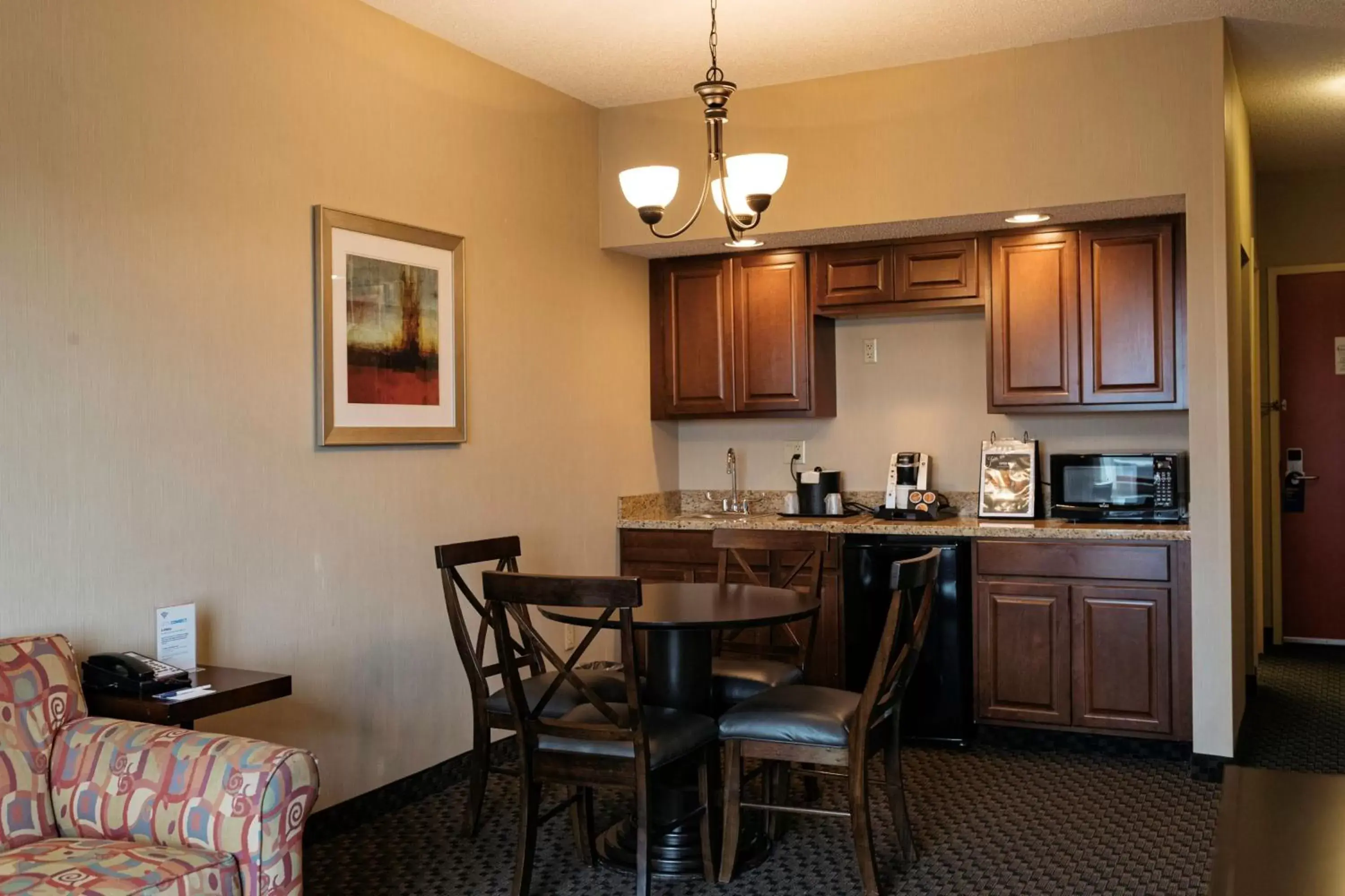 Photo of the whole room, Kitchen/Kitchenette in Holiday Inn Express & Suites - Olathe North, an IHG Hotel