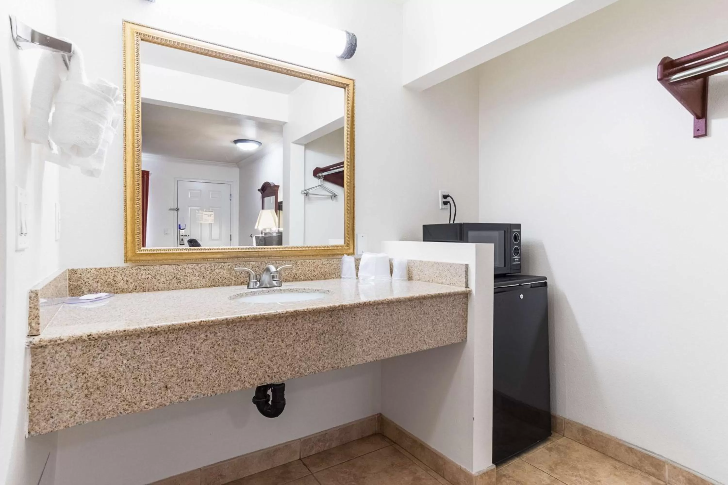 Standard Suite - Non-Smoking in Motel 6-Mojave, CA - Airport