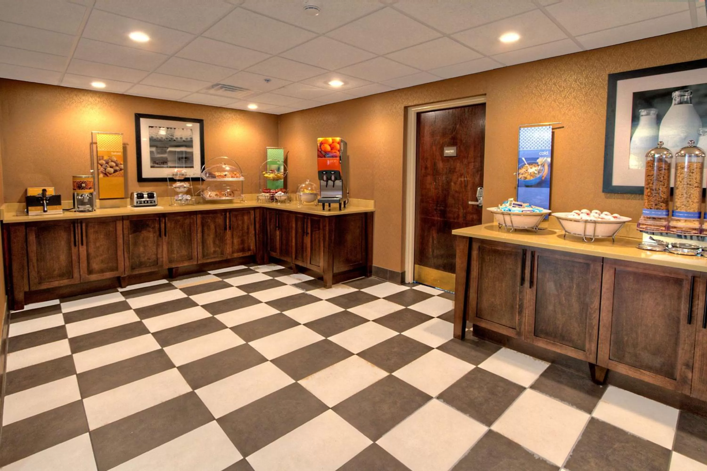Dining area in Hampton Inn Goldsboro