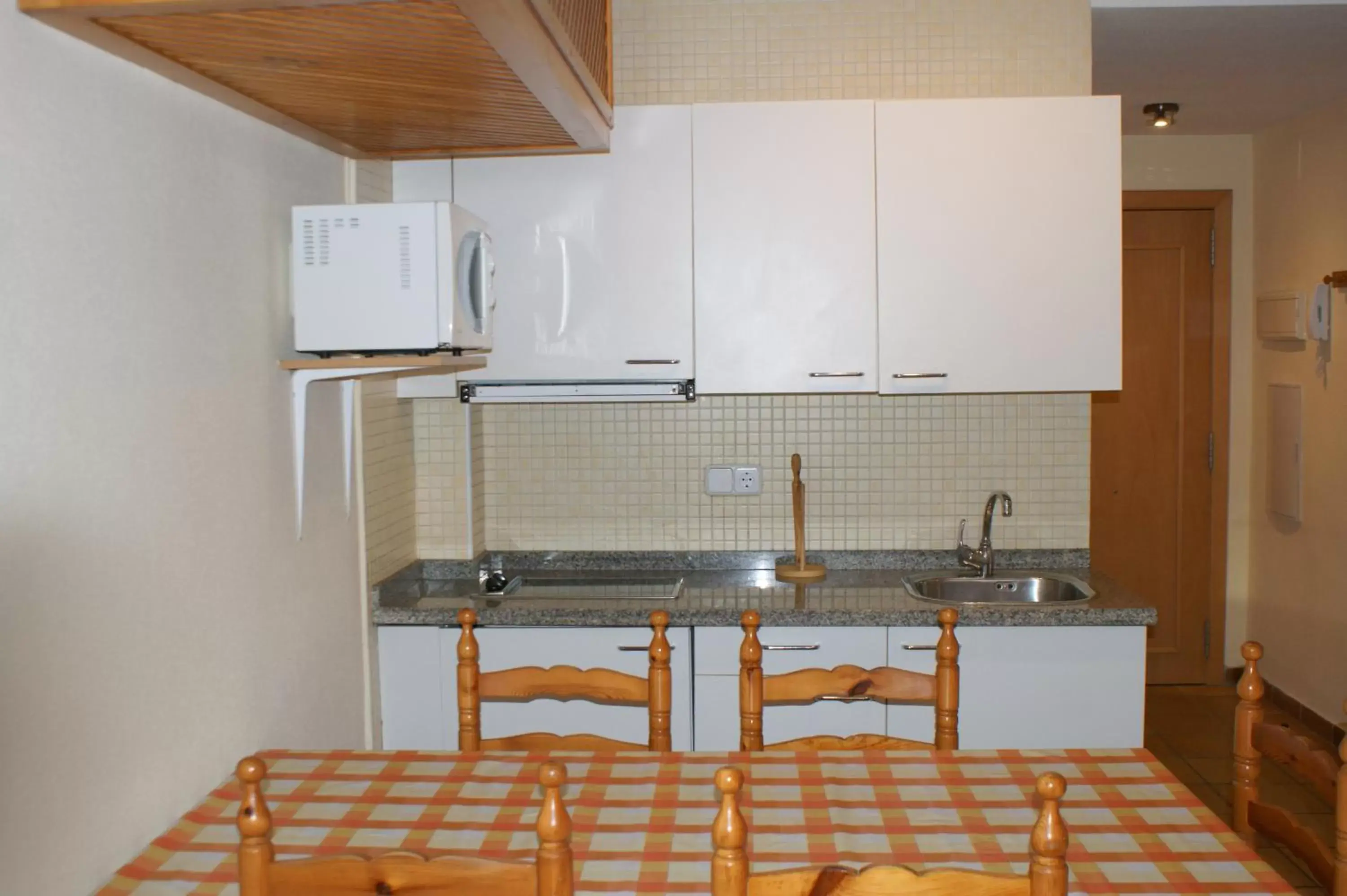 Dining area, Kitchen/Kitchenette in Apartamentos Sierra Nevada Welcome
