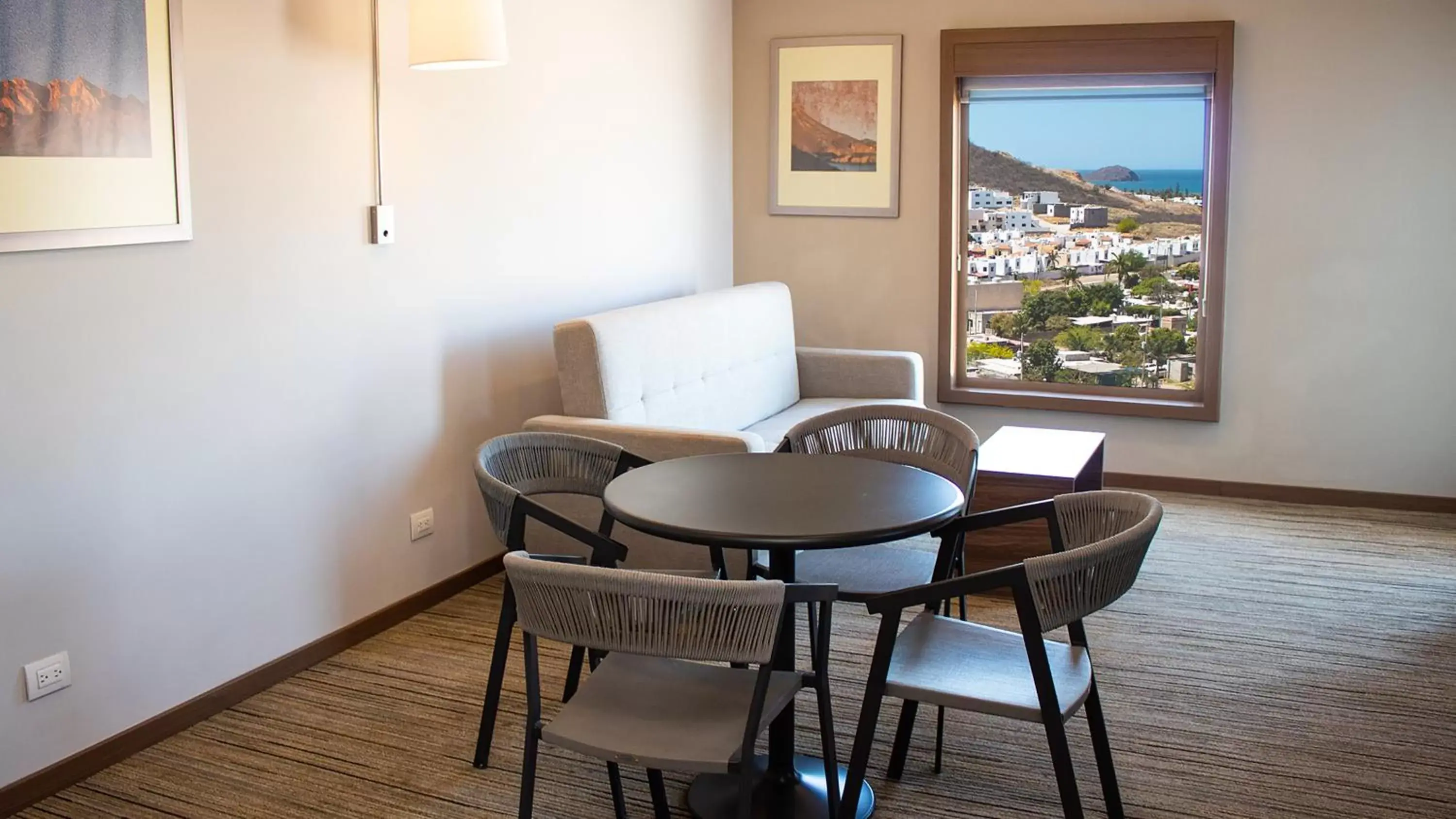 Photo of the whole room, Dining Area in Holiday Inn Express Guaymas, an IHG Hotel