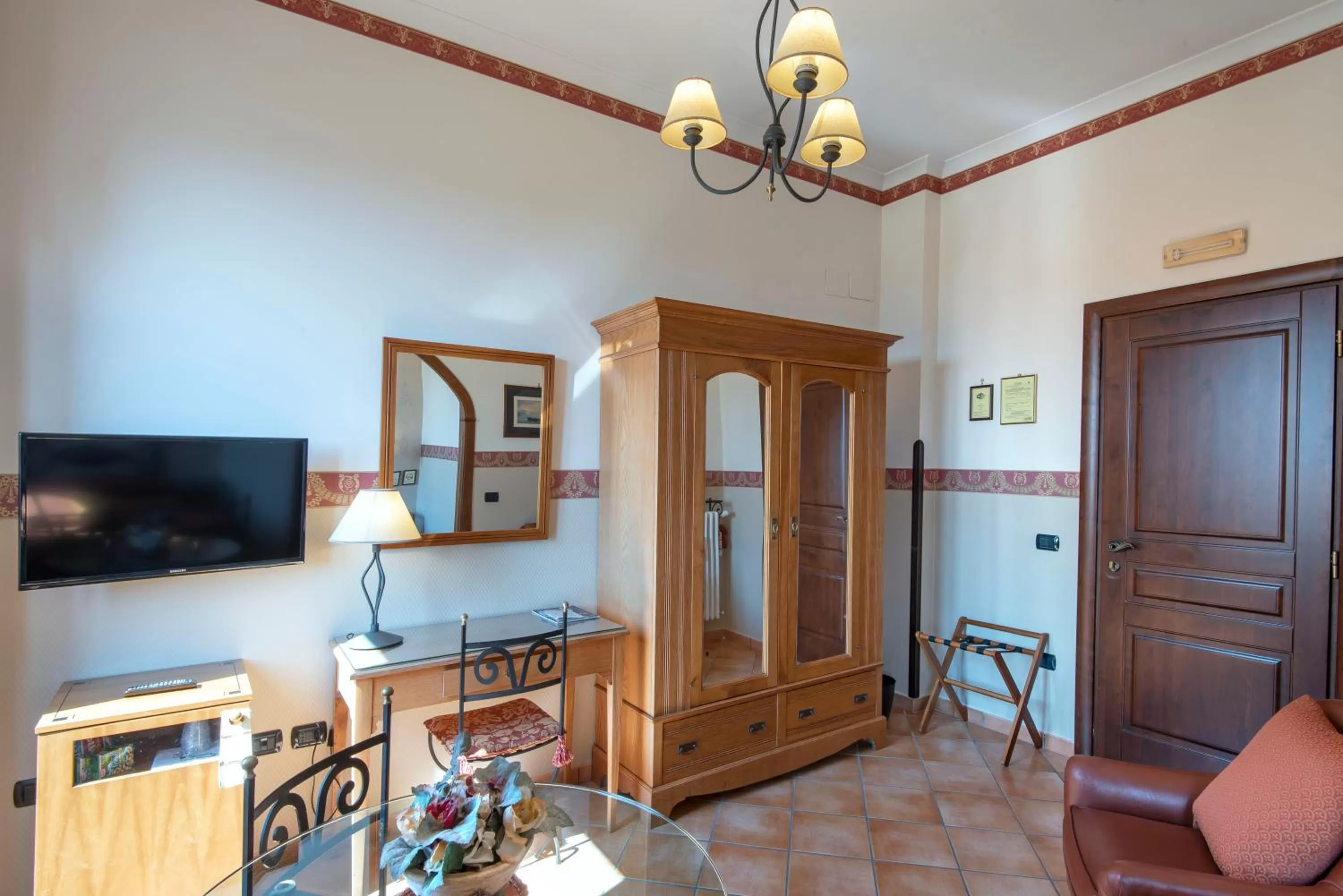 Photo of the whole room in Pinto-Storey Hotel