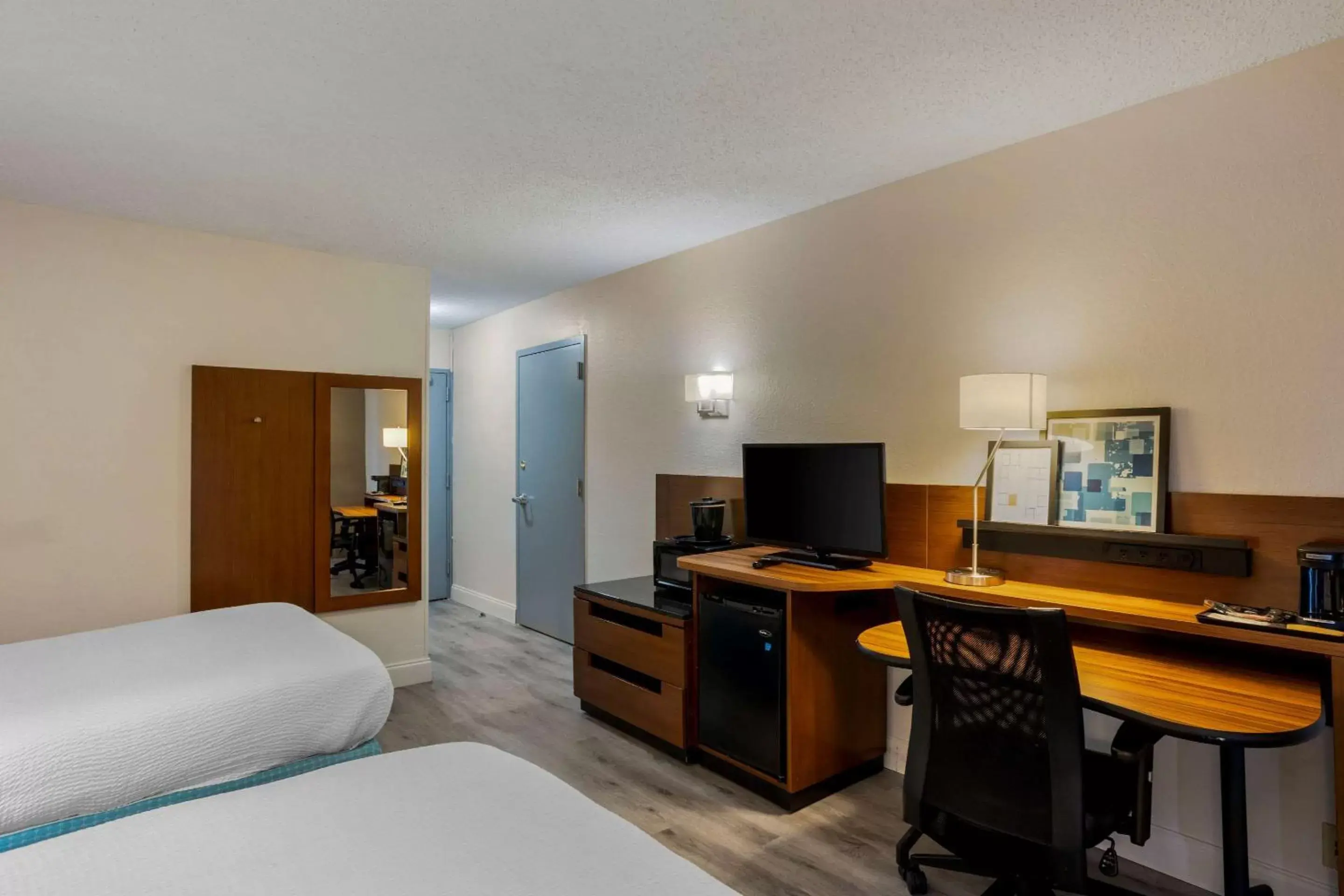 Bedroom, TV/Entertainment Center in Comfort Inn & Suites Mt Laurel - Philadelphia