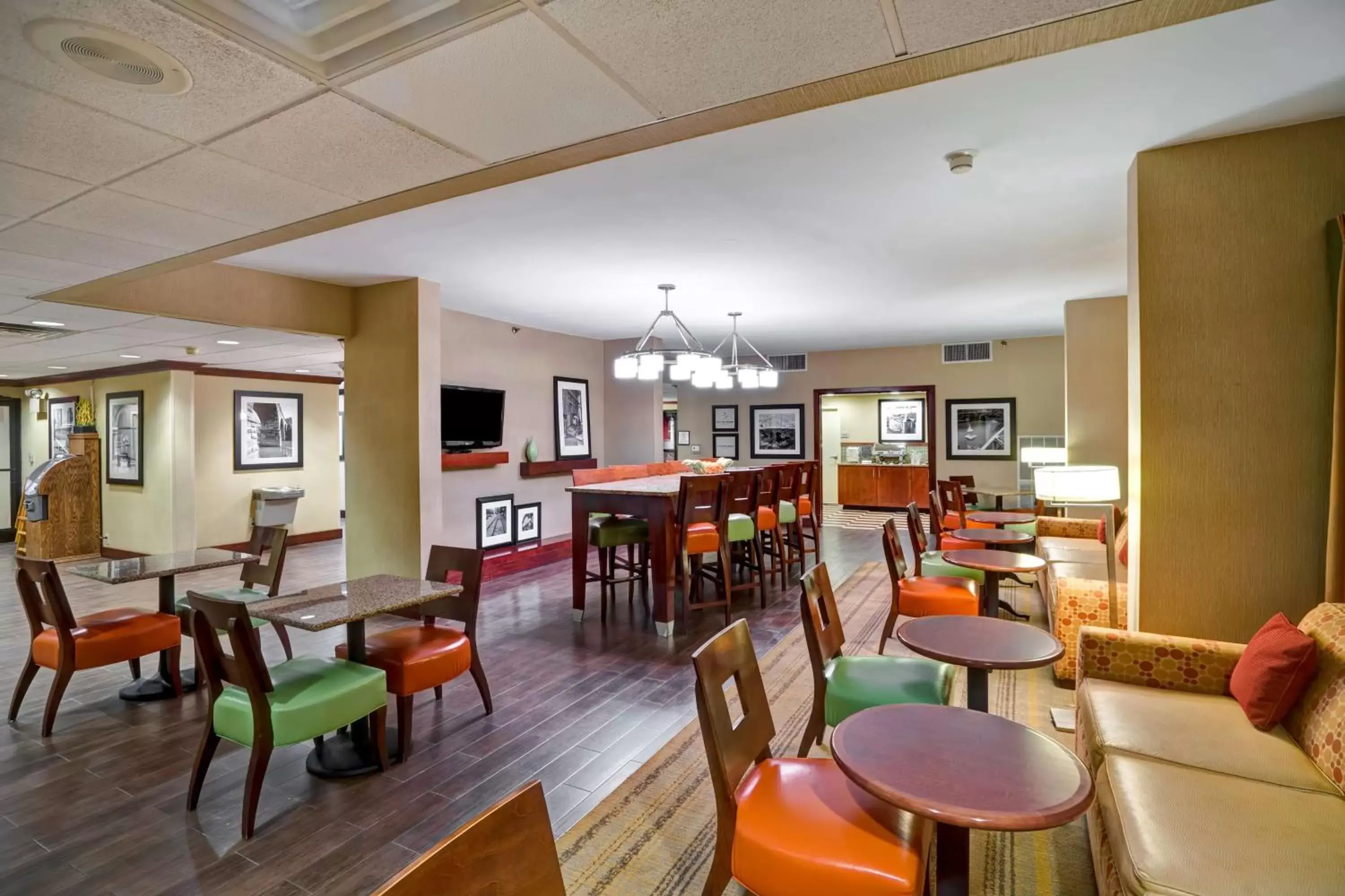 Lobby or reception, Restaurant/Places to Eat in Hampton Inn Morgantown