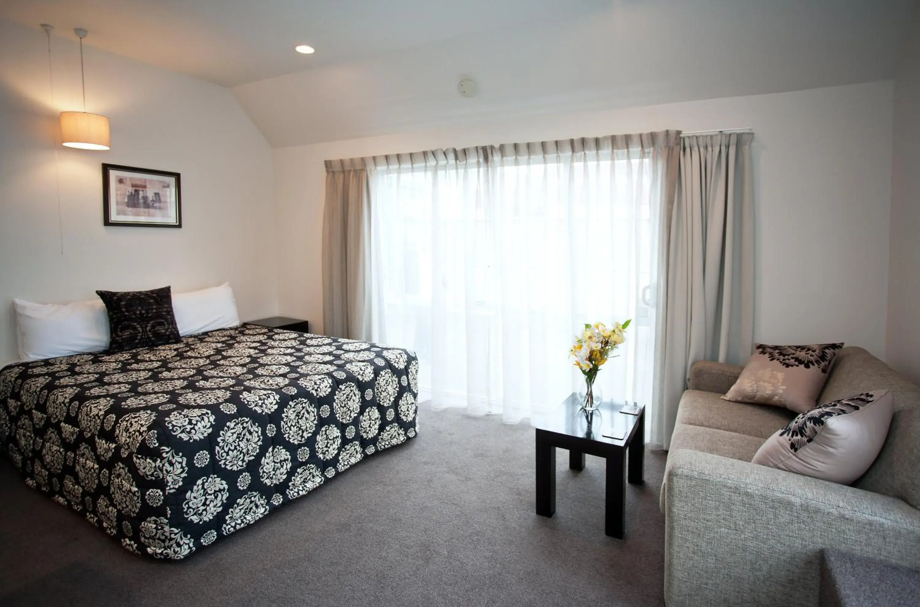 Bedroom, Bed in Cable Court Motel