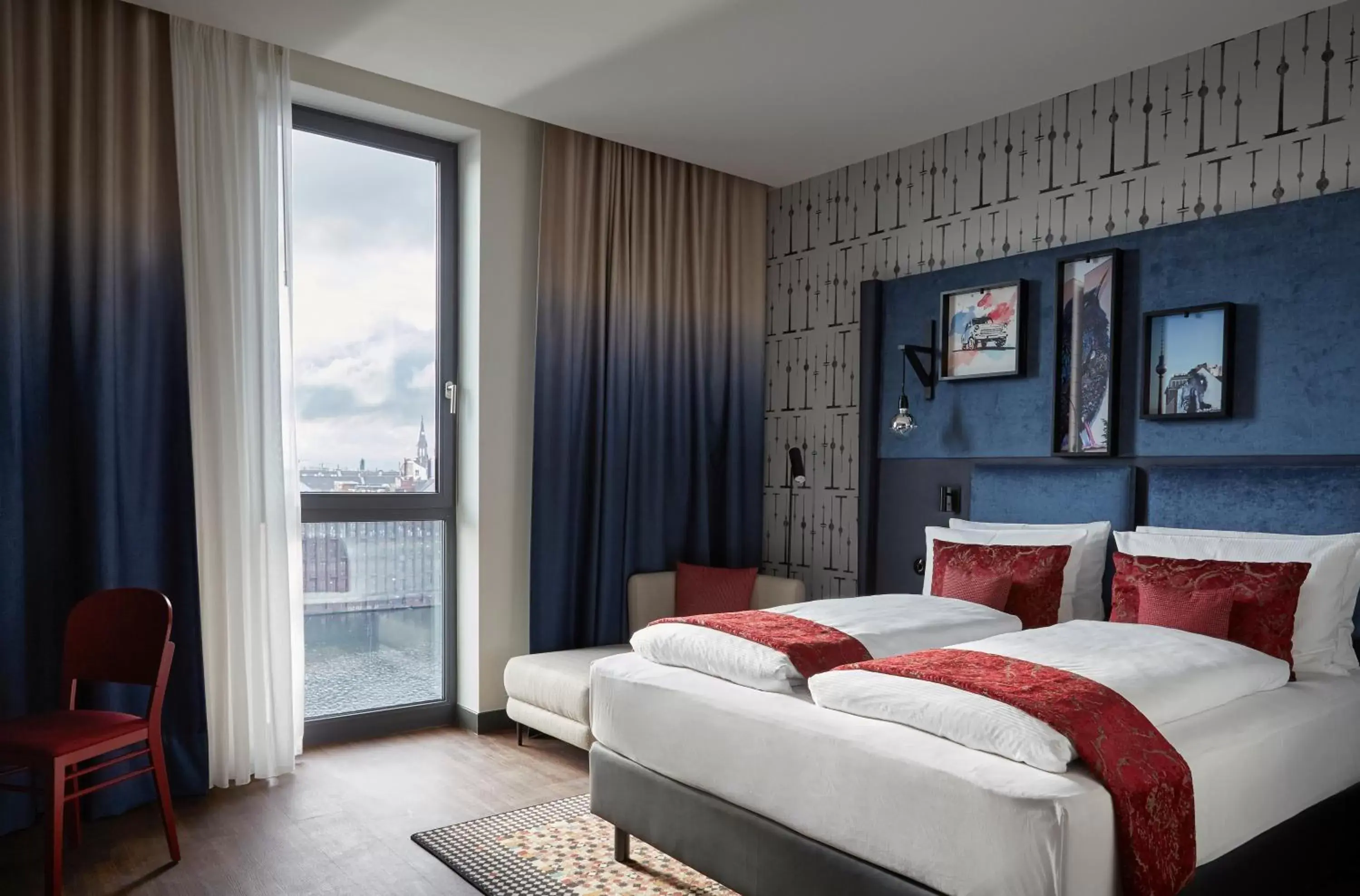 Photo of the whole room, Bed in Hotel Indigo Berlin - East Side Gallery