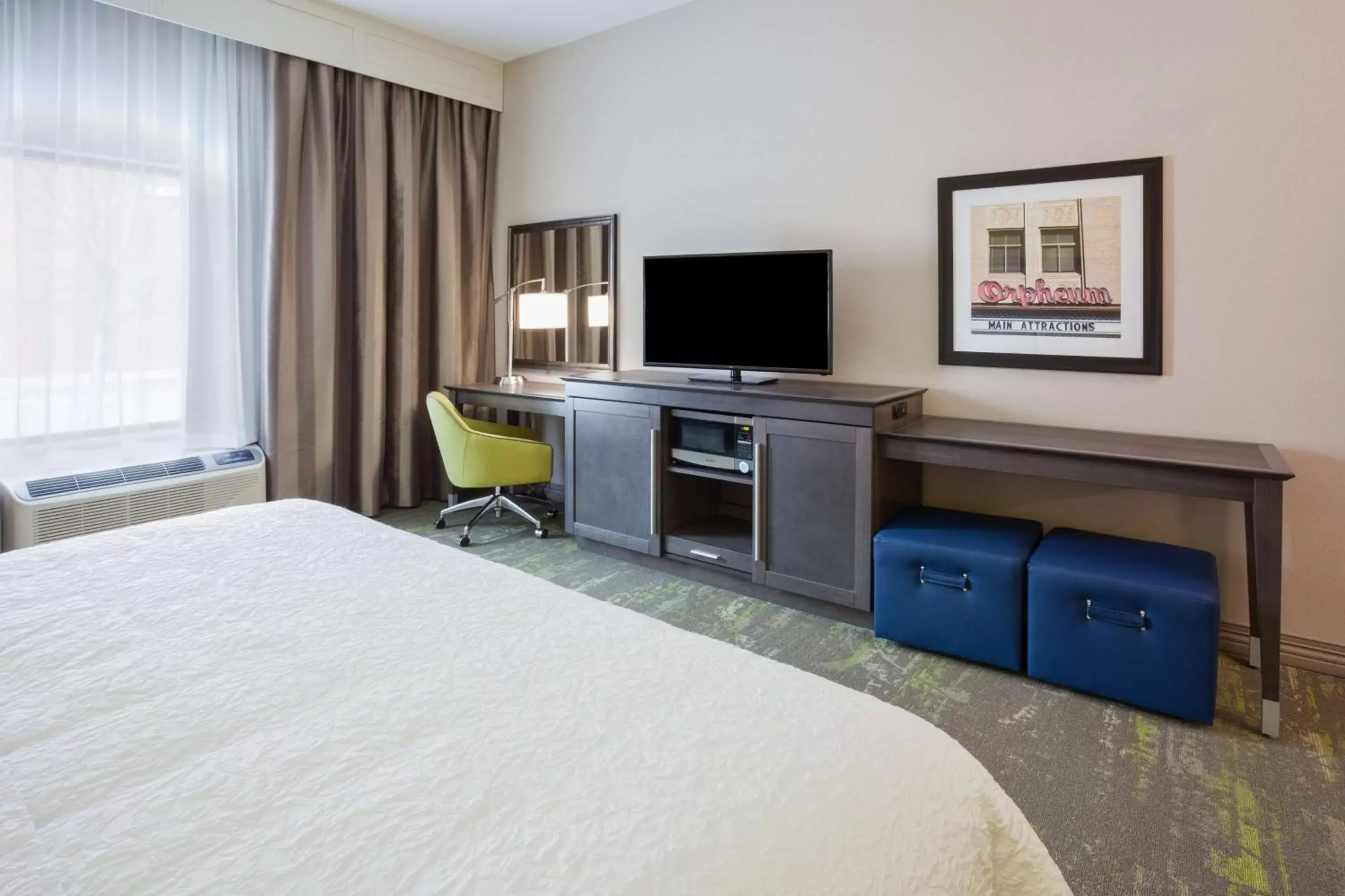 Bed, TV/Entertainment Center in Hampton Inn & Suites Sioux City South, IA