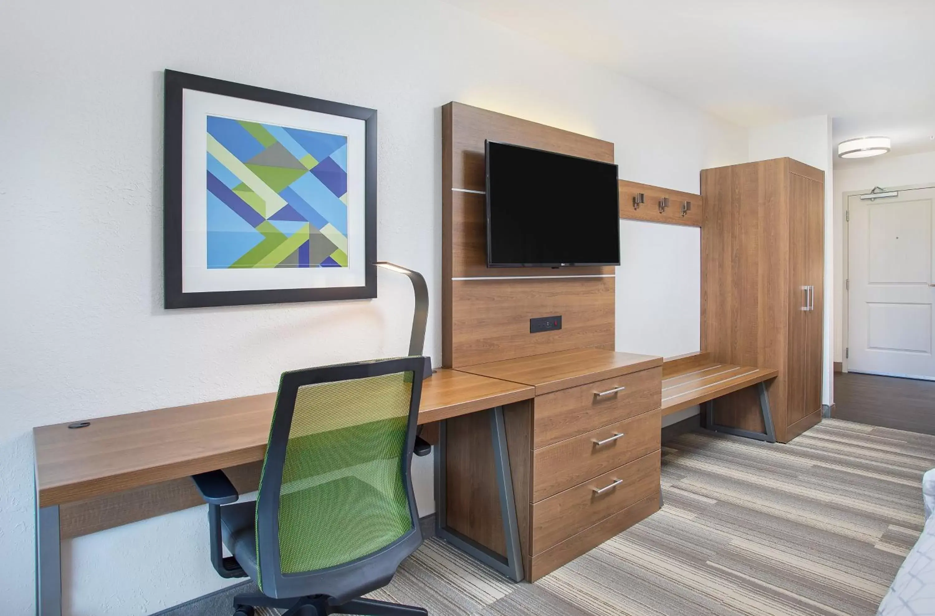 Bedroom, TV/Entertainment Center in Holiday Inn Express & Suites - Lexington W - Versailles, an IHG Hotel