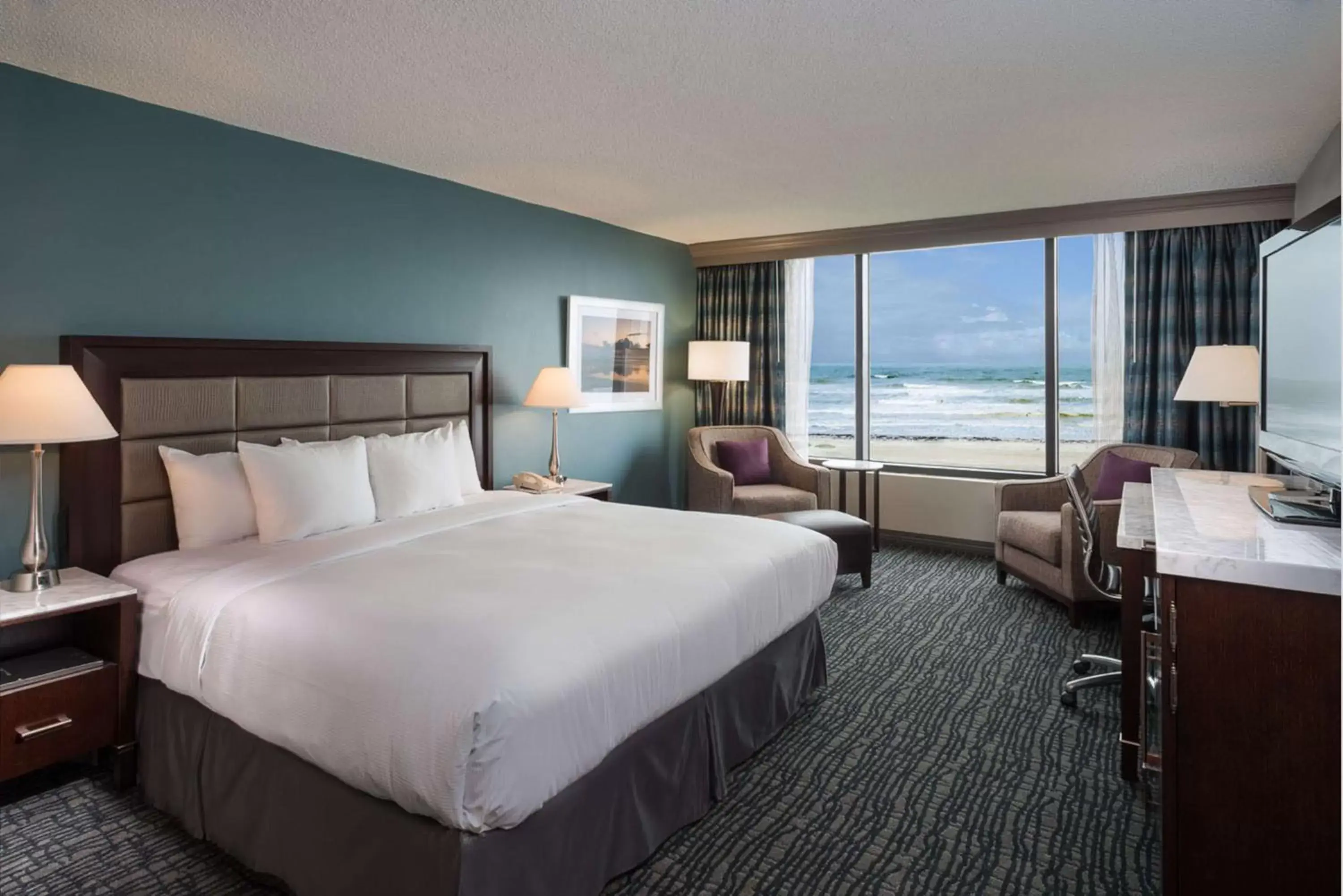 Bed in Hilton Cocoa Beach Oceanfront