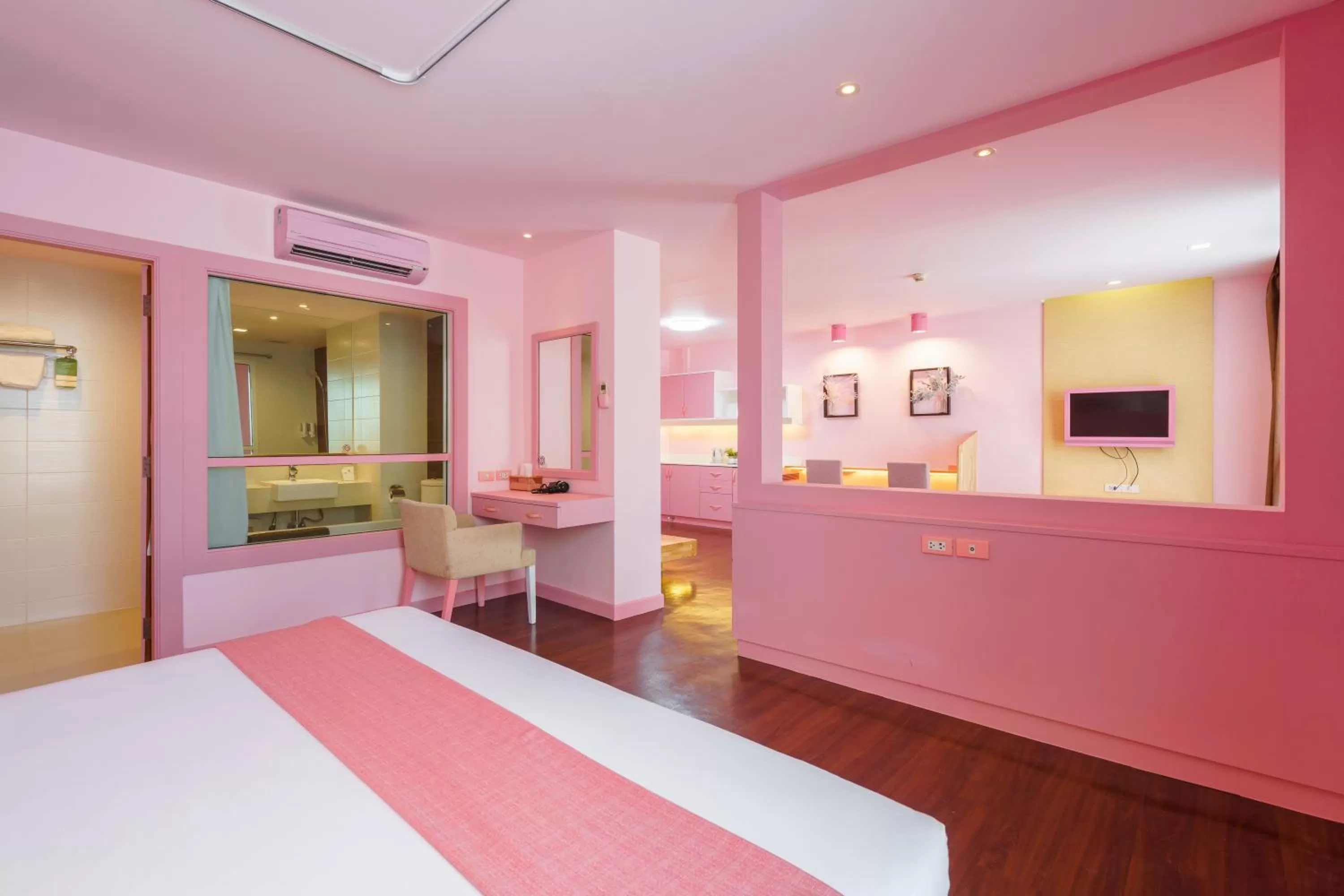 Bedroom, Bed in Lantana Resort Hotel Bangkok