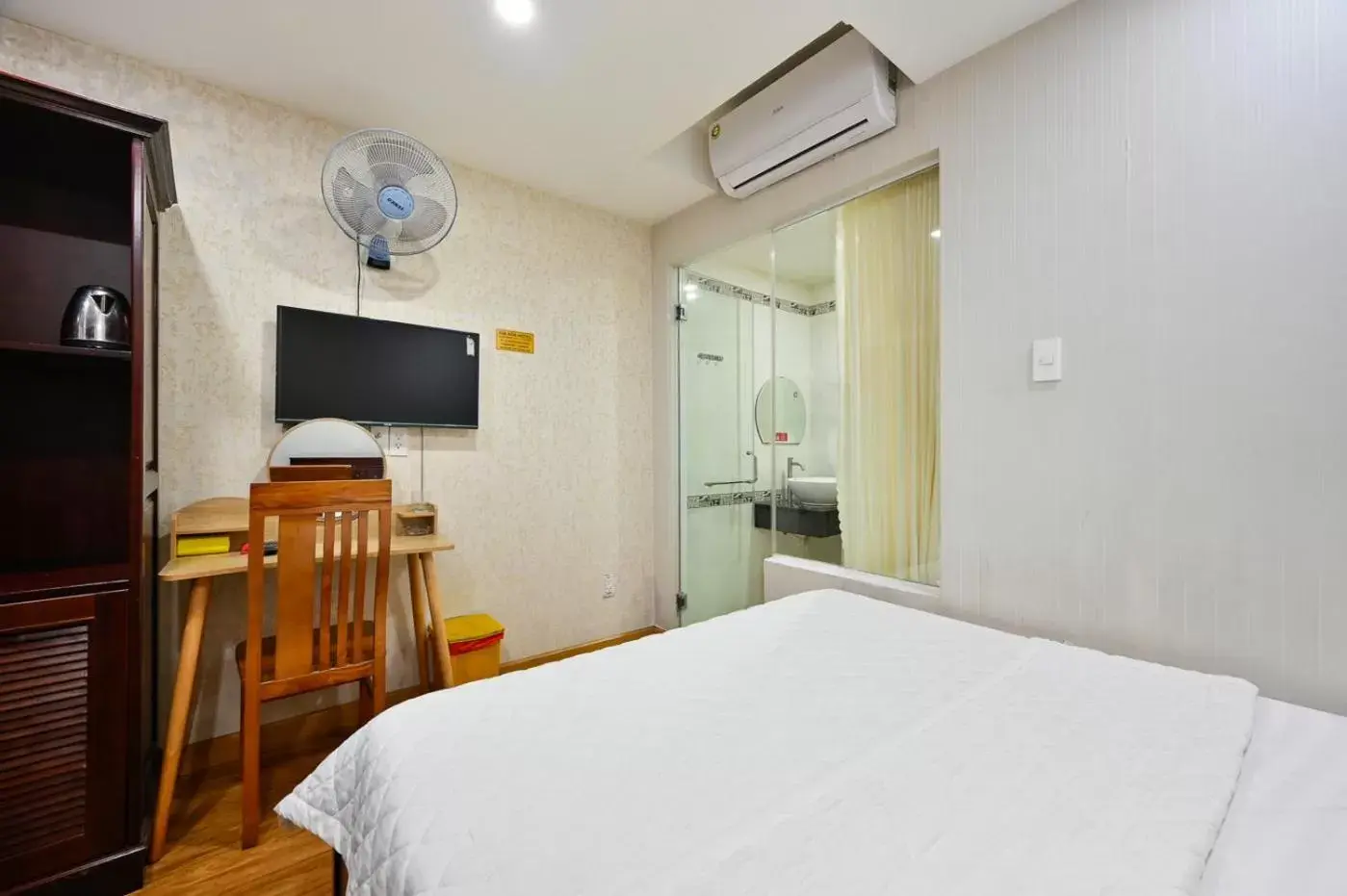 Photo of the whole room, Bed in Gia Hoa Airport Hotel