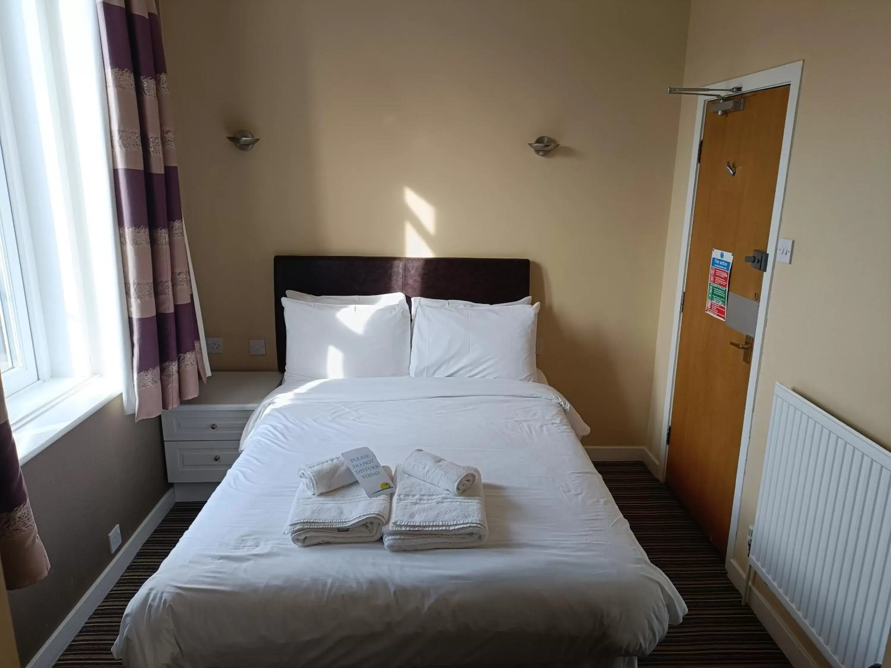 Bedroom, Bed in Palm Court Hotel