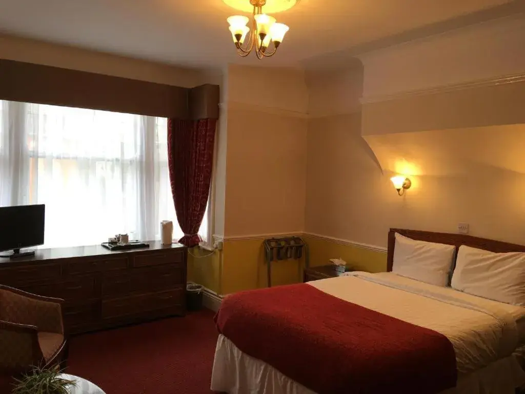 Bedroom, Bed in Grosvenor Hotel Rugby