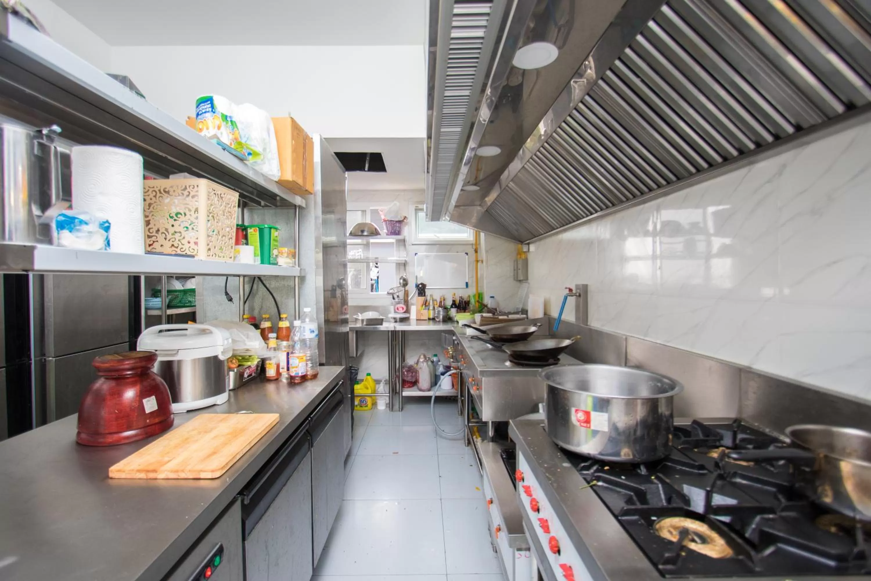 Kitchen or kitchenette in B-your home Hotel Don Mueang Airport Bangkok 如你家酒店