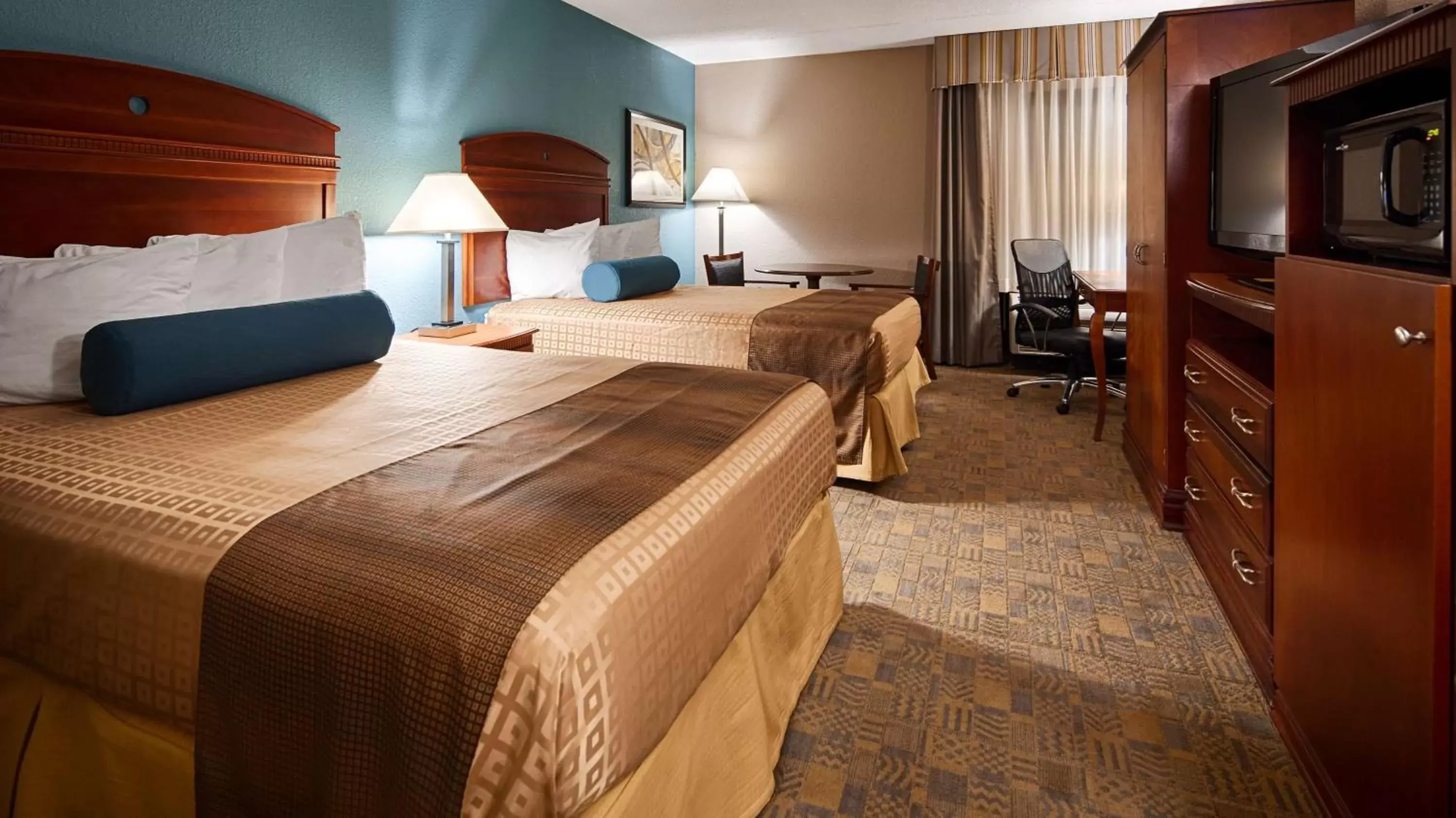 Photo of the whole room, Bed in The Hotel at Dayton Airport