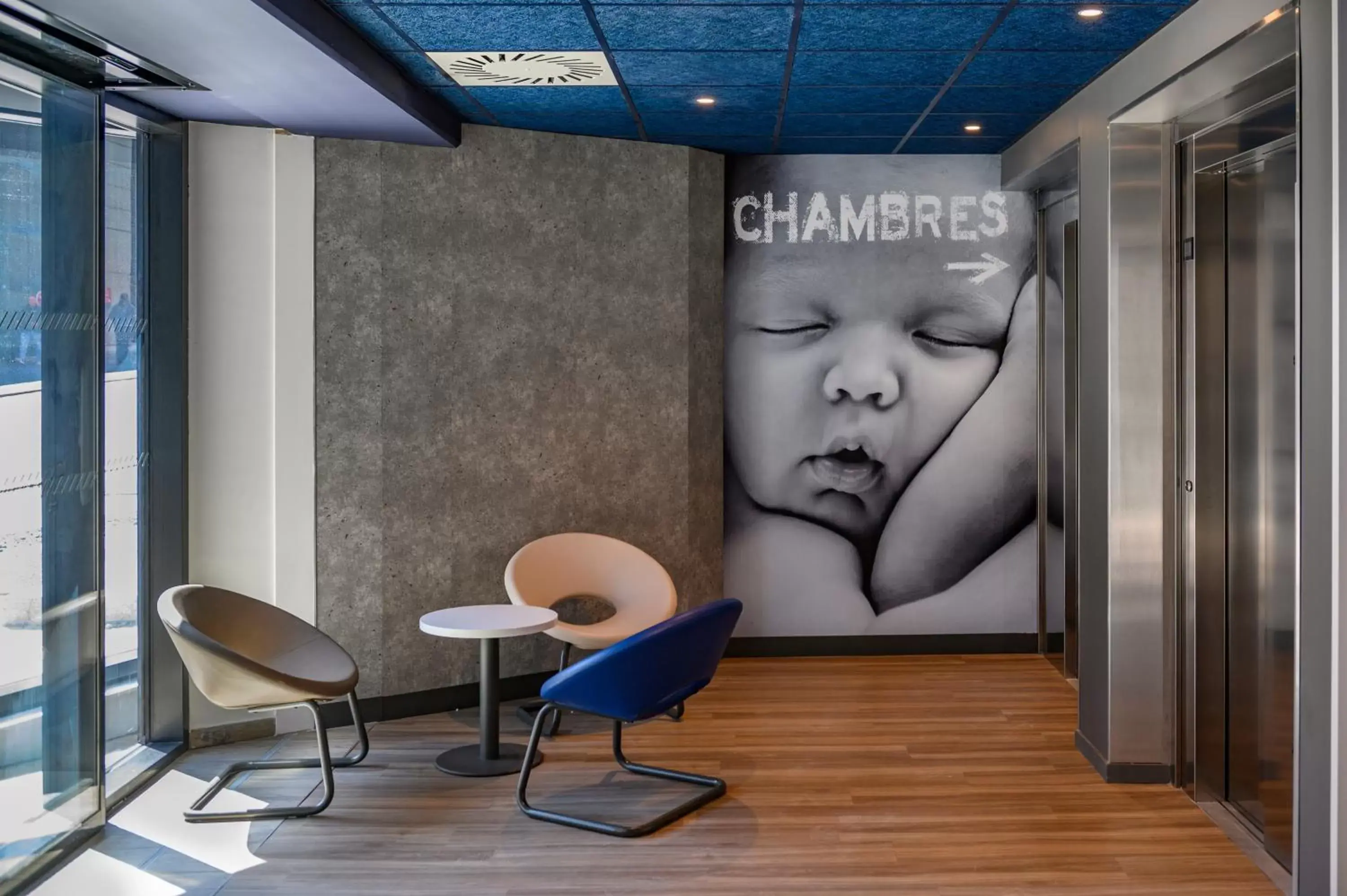 Seating area in ibis budget Saint-Étienne Centre Gare Châteaucreux