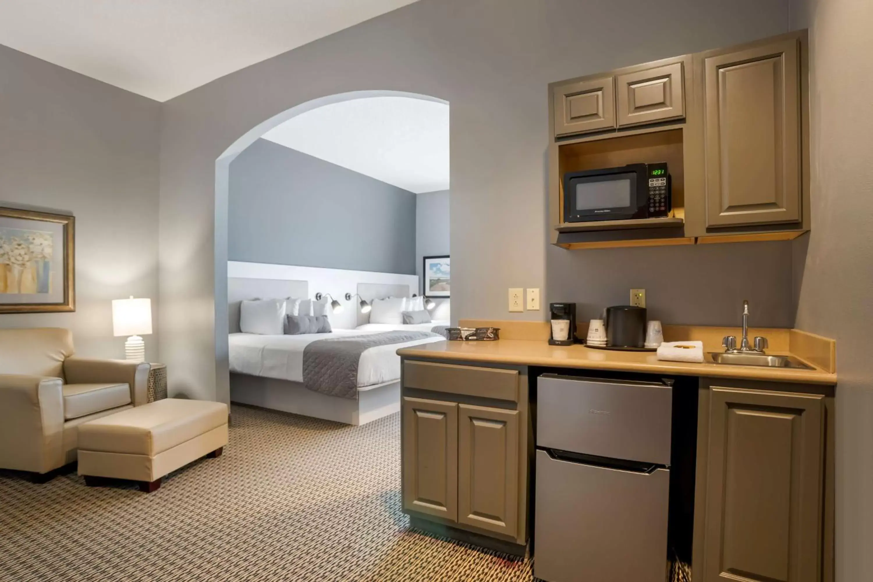 Bedroom, Kitchen/Kitchenette in Best Western Plus Two Rivers Hotel & Suites