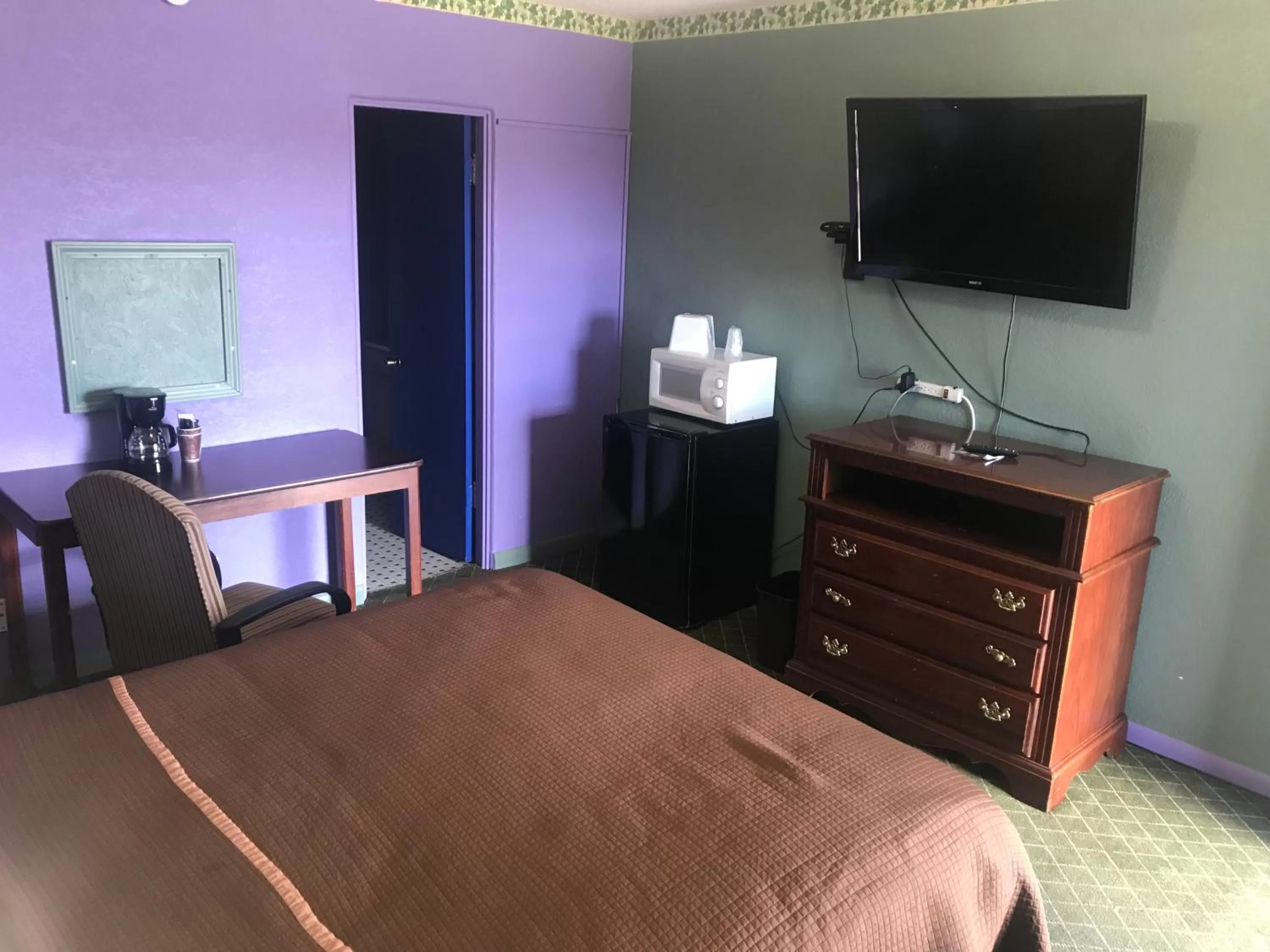 On site, Bed in Western Inn Roswell