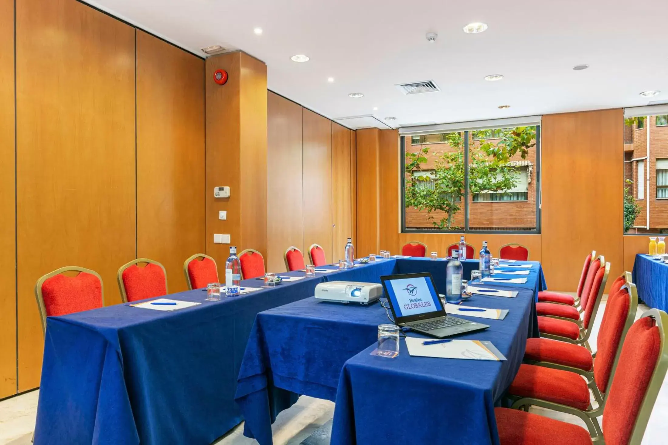 Business facilities in Globales de los Reyes