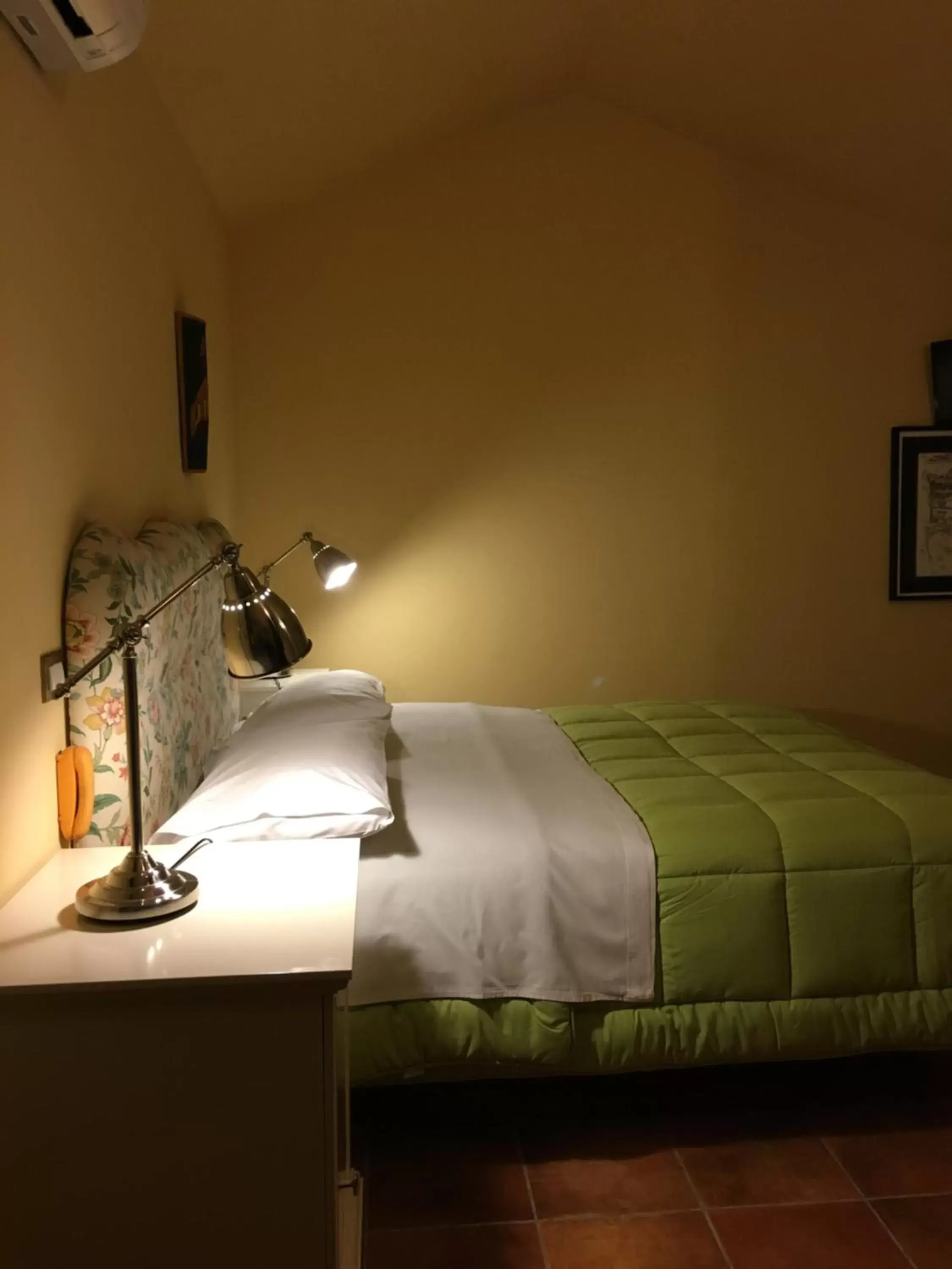 Decorative detail, Bed in B&B MontAlbano