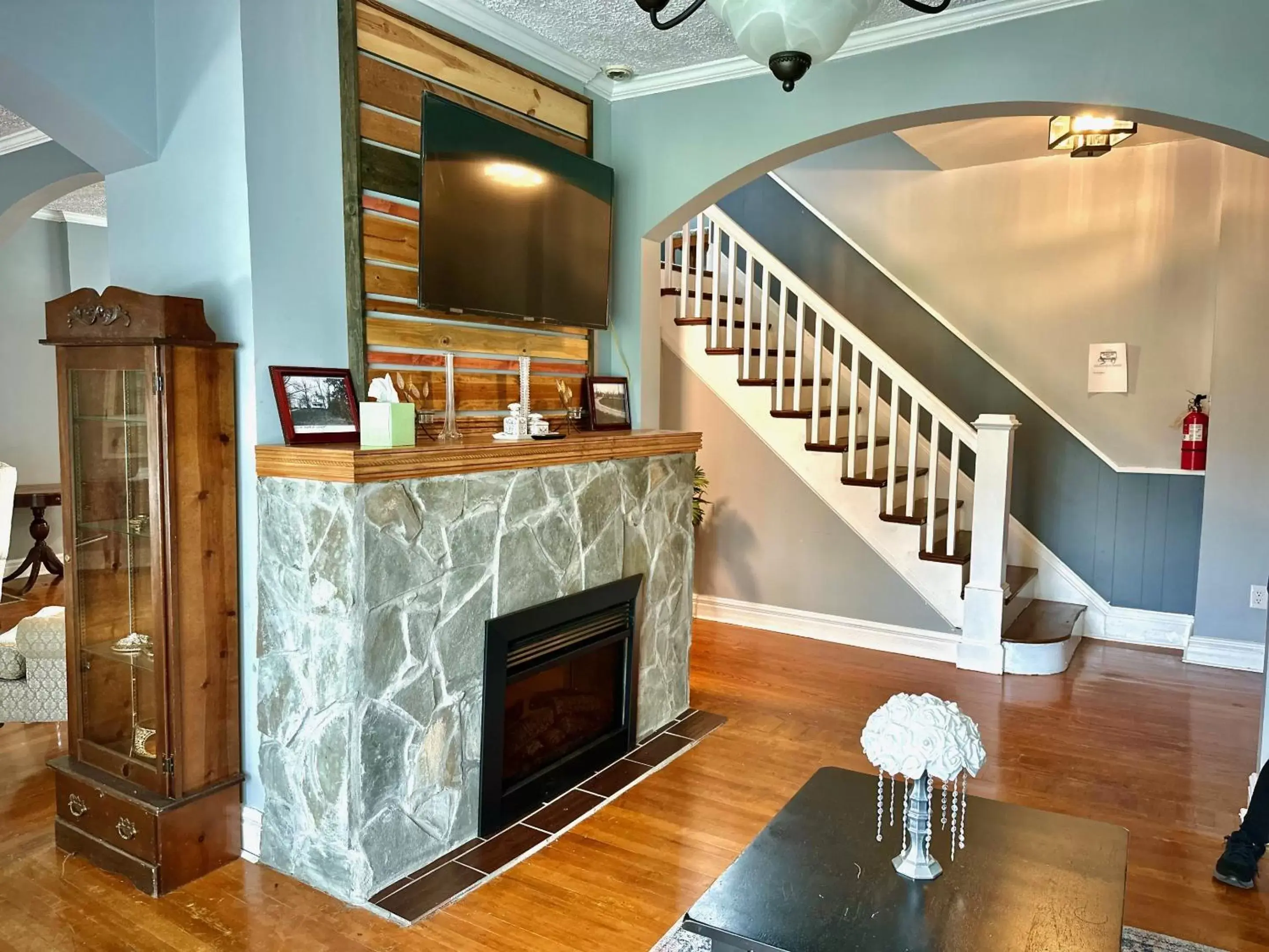 Lobby or reception, TV/Entertainment Center in Speedway Legacy Inn